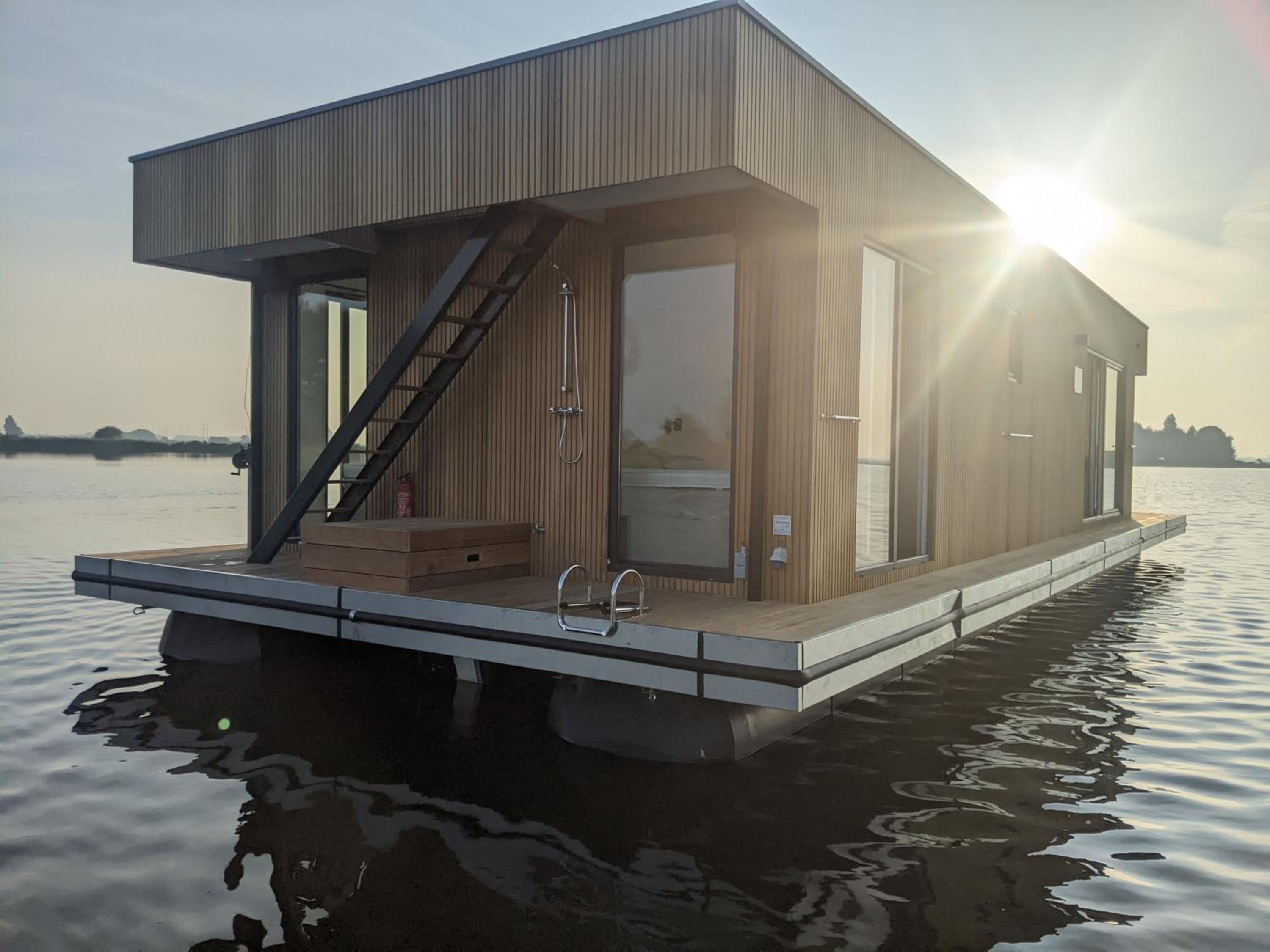 Houseboat 
