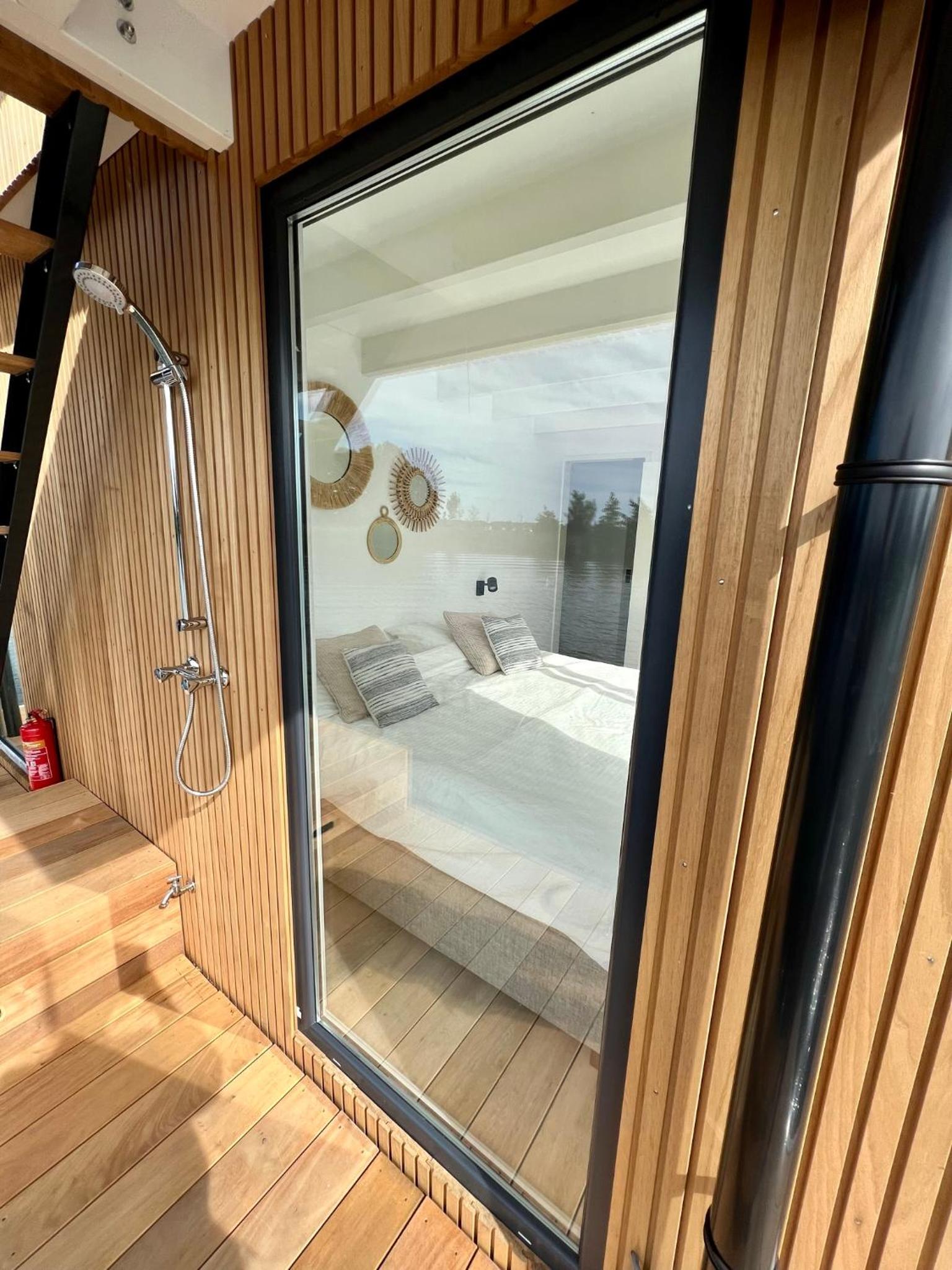 Houseboat 