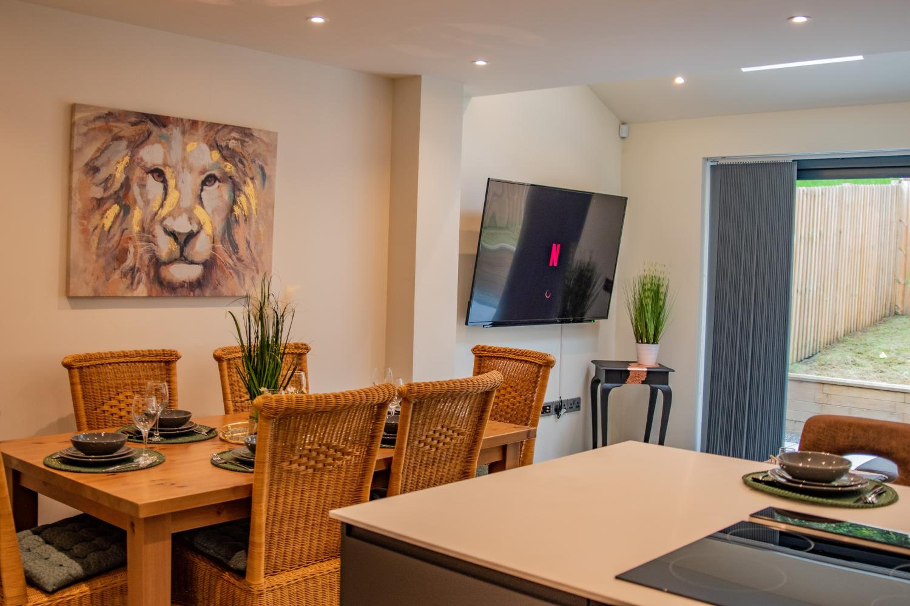 BV Comfy Spacious 3 Bedroom TownHouse At One Cliff Oak Leeds Perfect For Contractors view 5