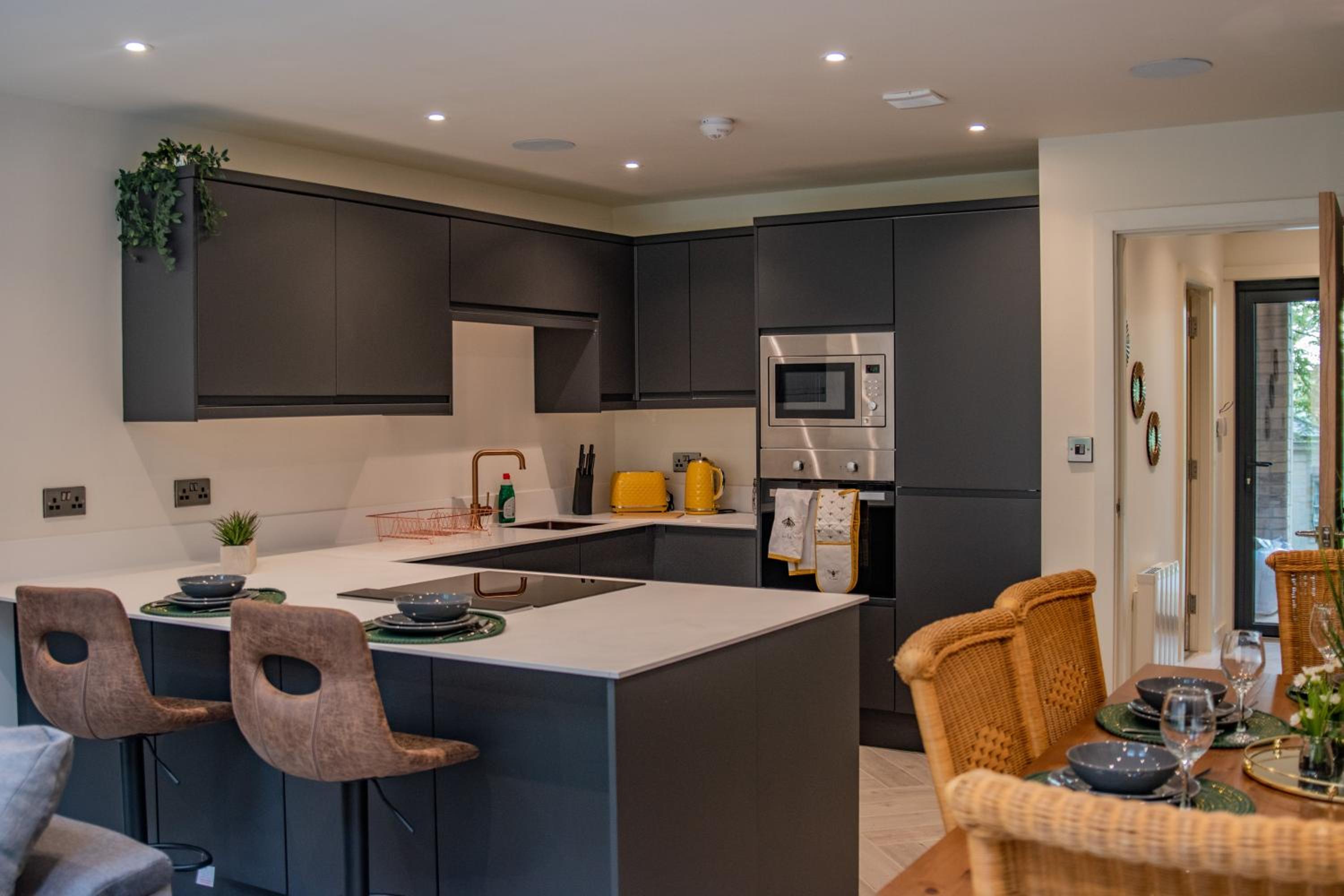 BV Comfy Spacious 3 Bedroom TownHouse At One Cliff Oak Leeds Perfect For Contractors view 3