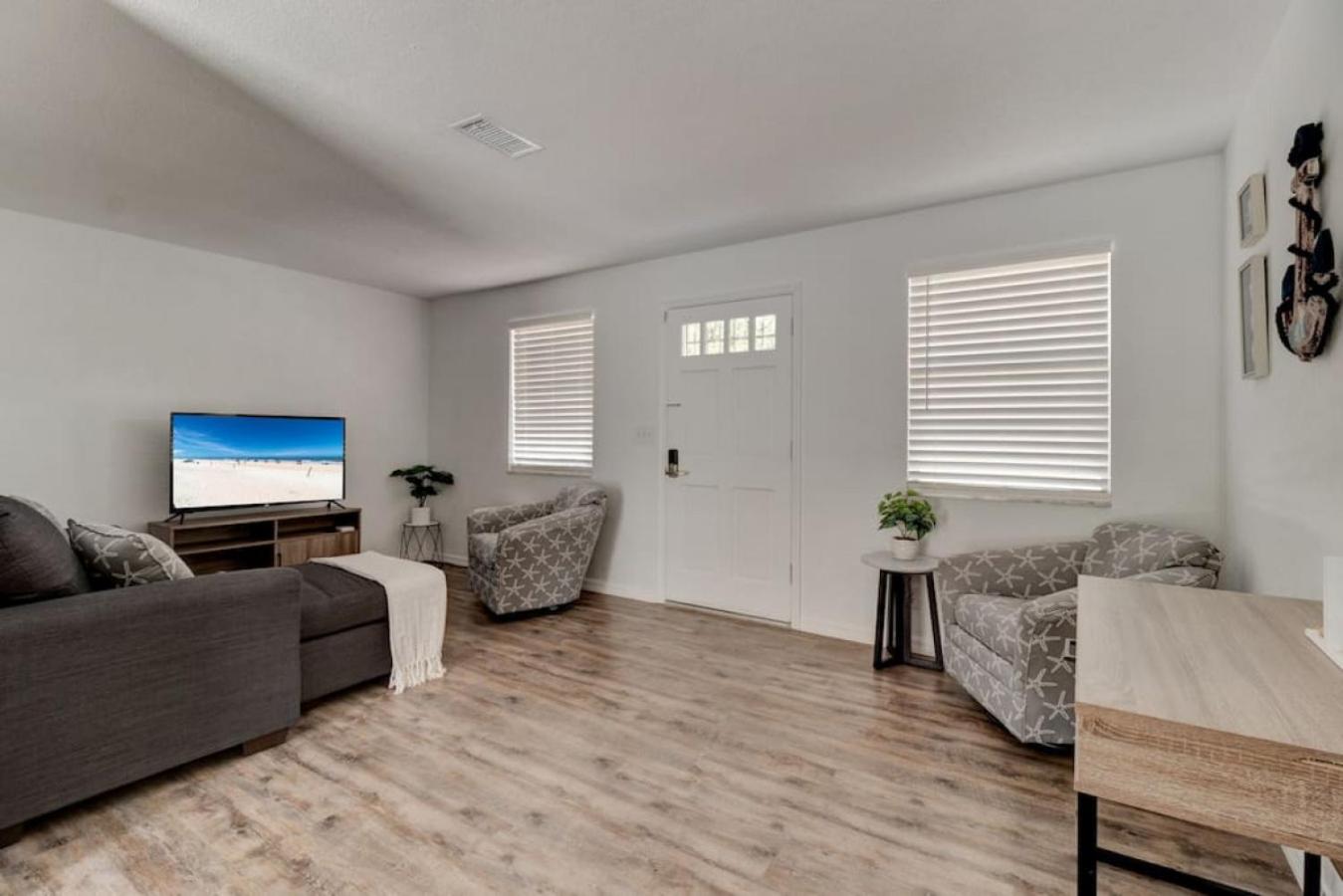 Coquina Cabana with fenced yard and adorable decor