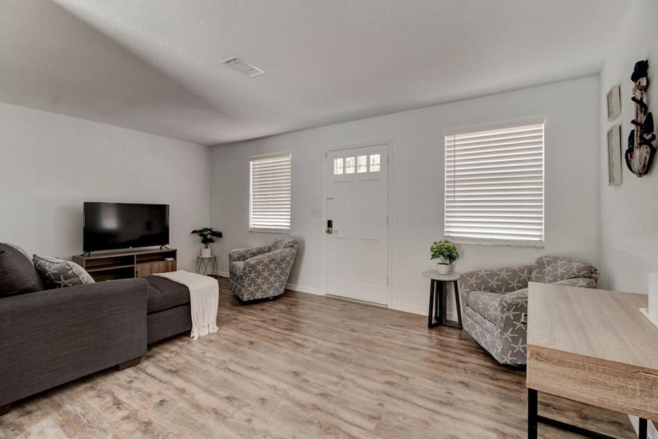 Coquina Cabana with fenced yard and adorable decor