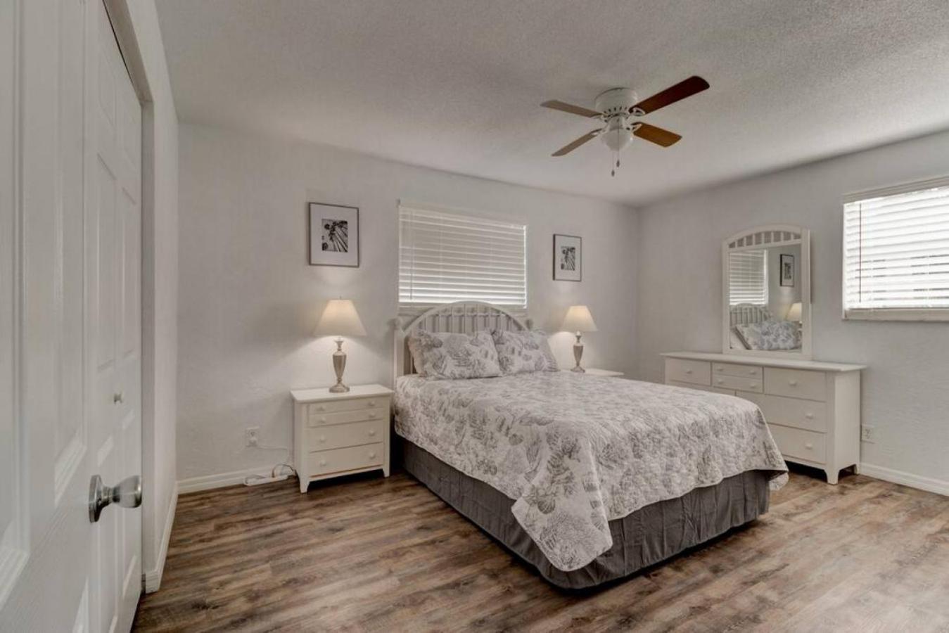 Coquina Cabana with fenced yard and adorable decor