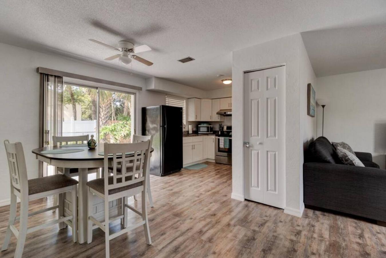 Coquina Cabana with fenced yard and adorable decor