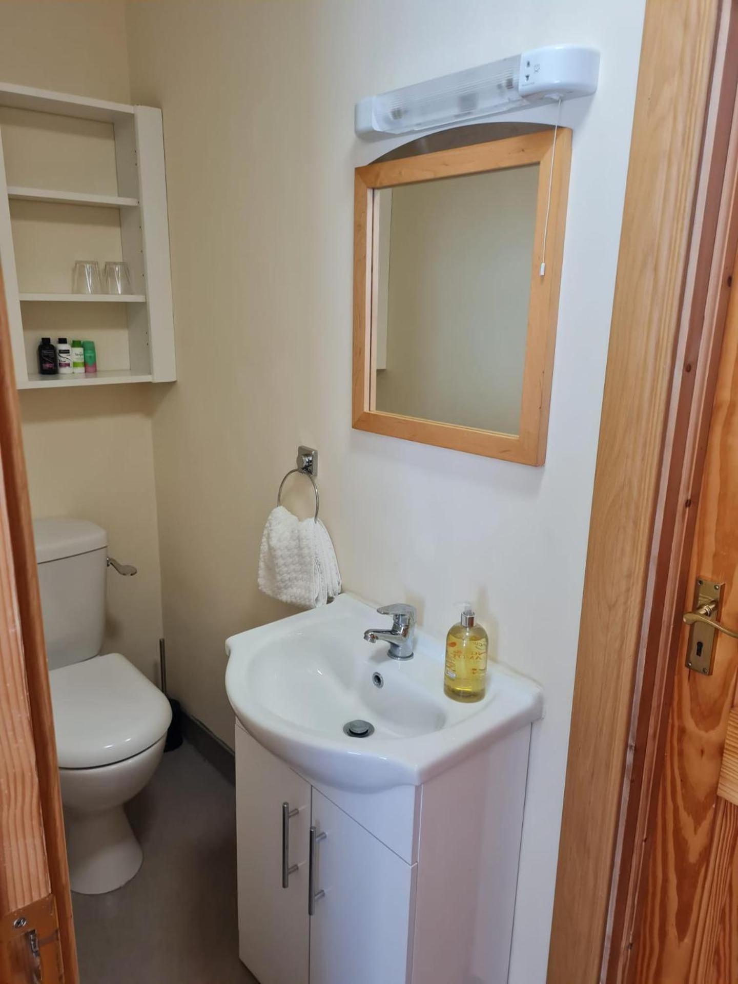 1 Bed retreat-Sleeps 2-Secure parking-Garden view 3