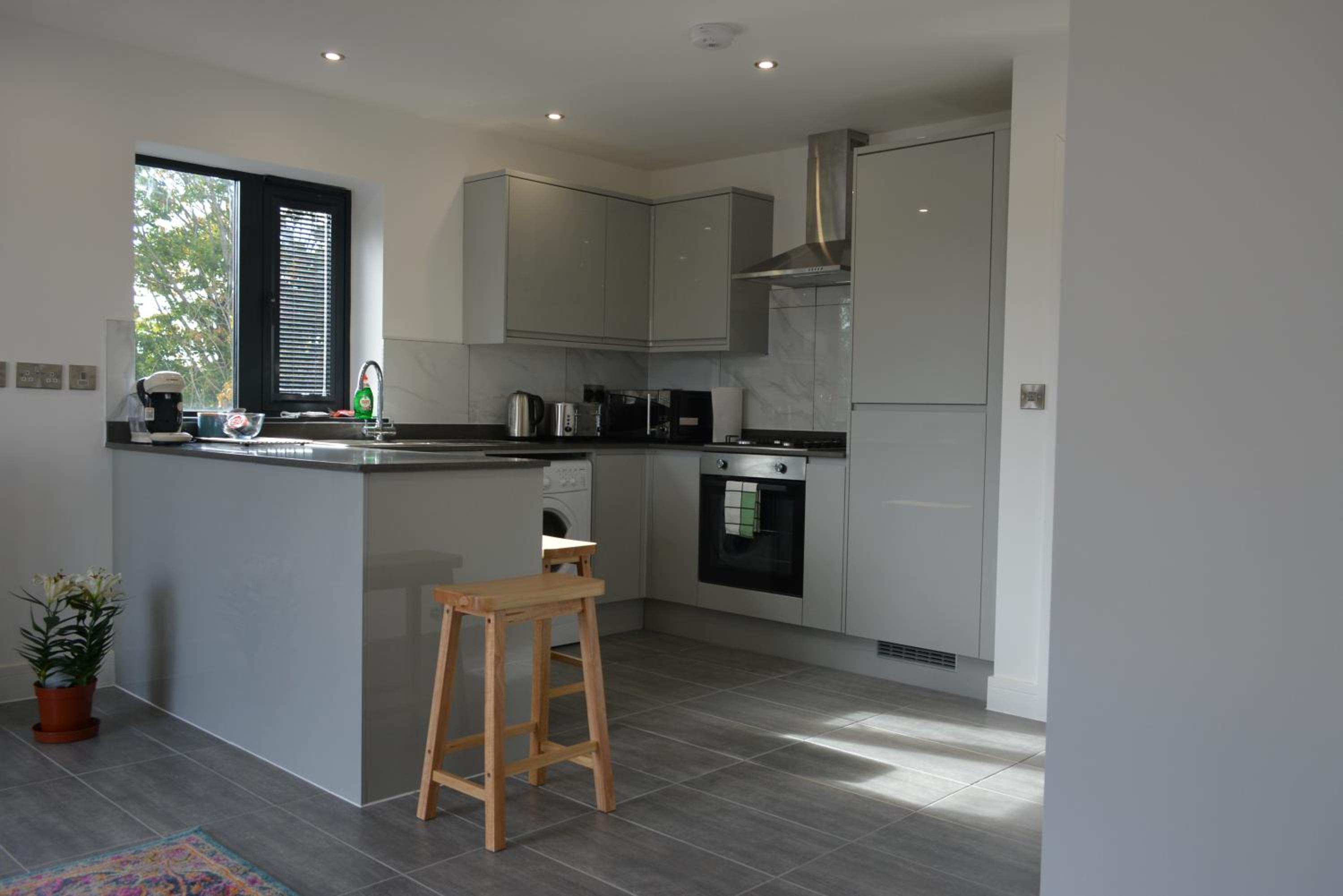 Lovely & Spacious 2-Bedroom Apartment with Balcony and Free Parking view 5