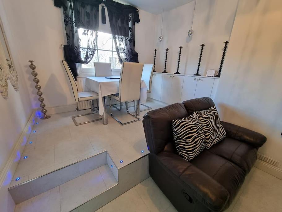 Beautiful apartment in the heart of Rochester view 4