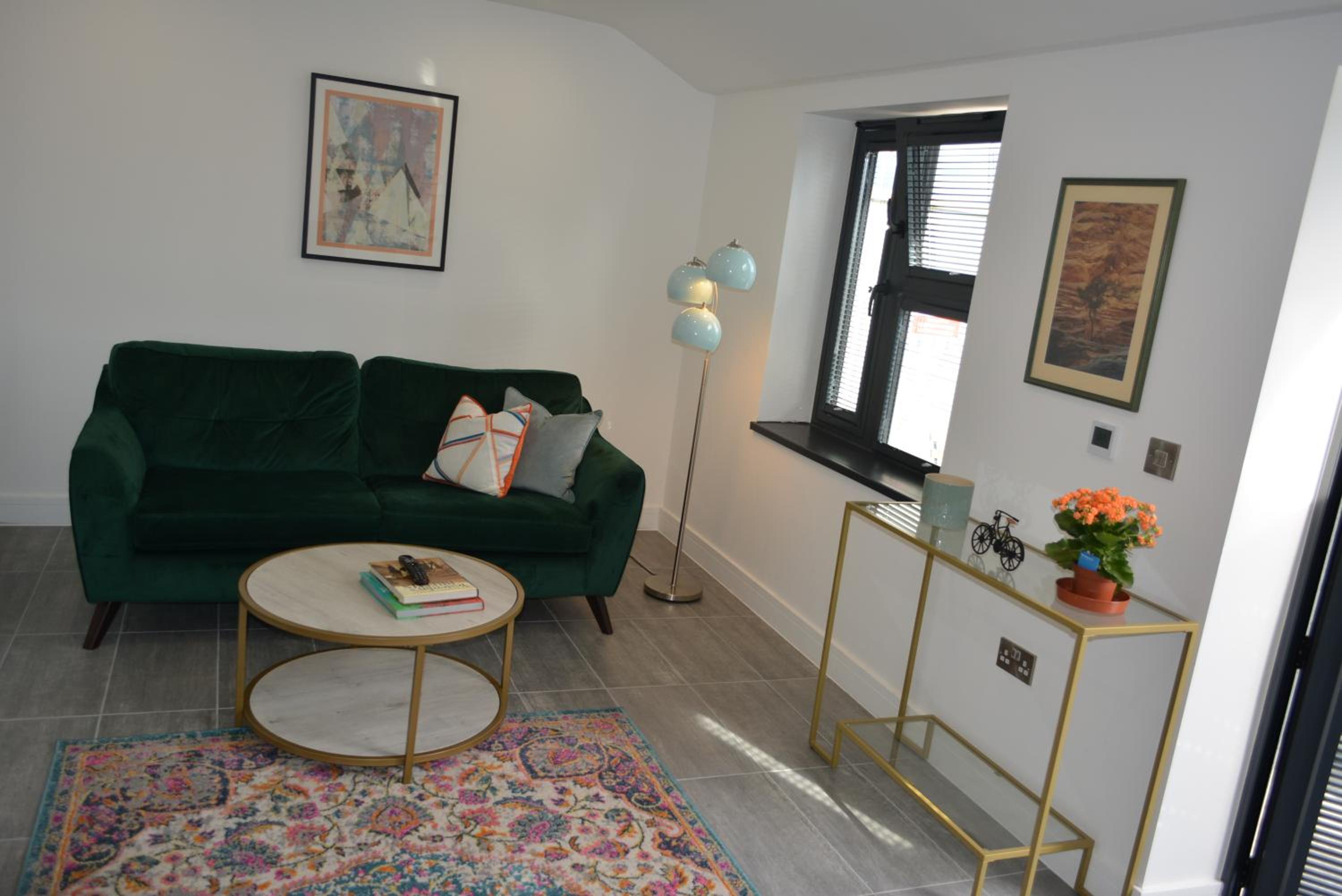 Lovely & Spacious 2-Bedroom Apartment with Balcony and Free Parking view 4