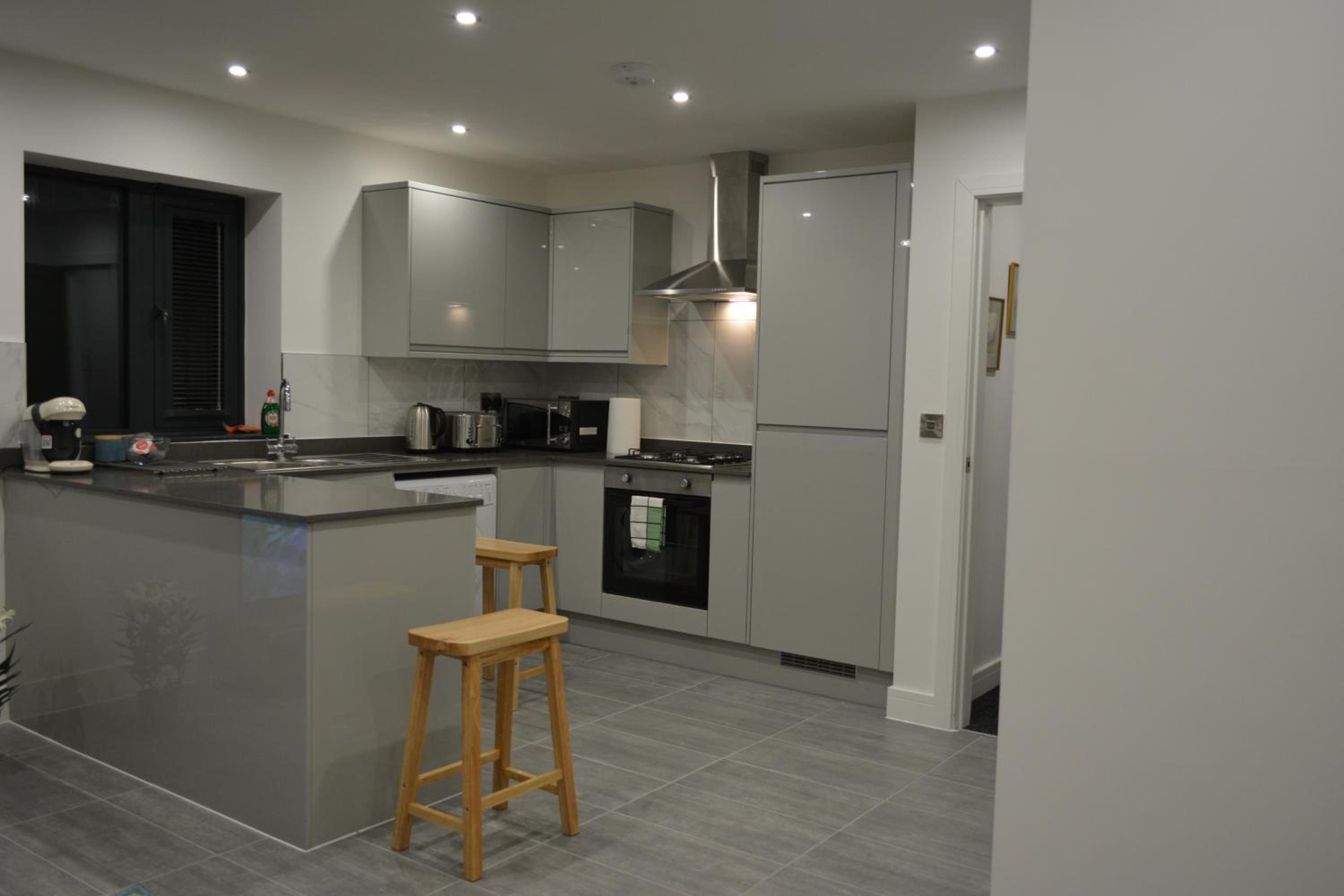Lovely & Spacious 2-Bedroom Apartment with Balcony and Free Parking view 3