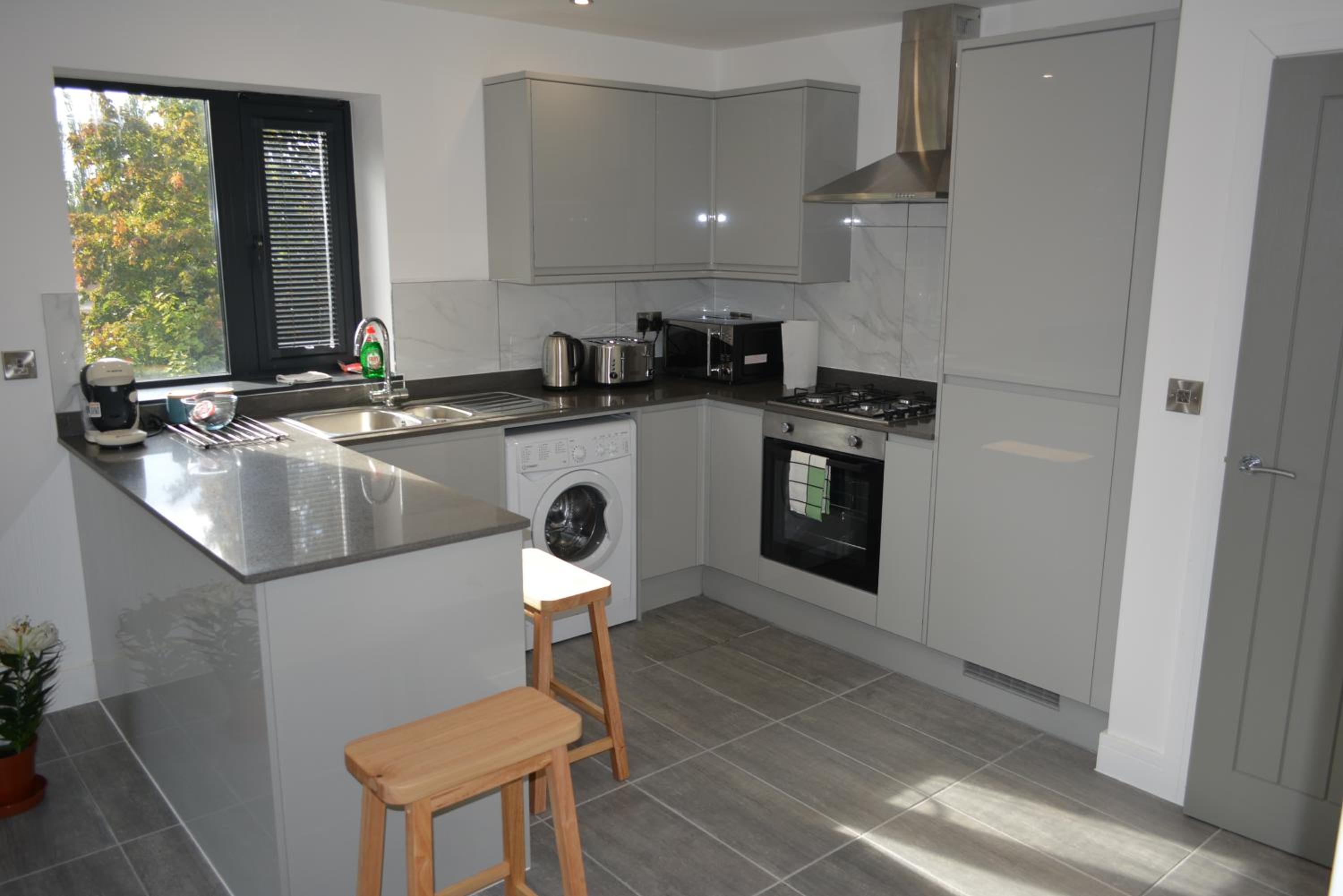 Lovely & Spacious 2-Bedroom Apartment with Balcony and Free Parking view 2