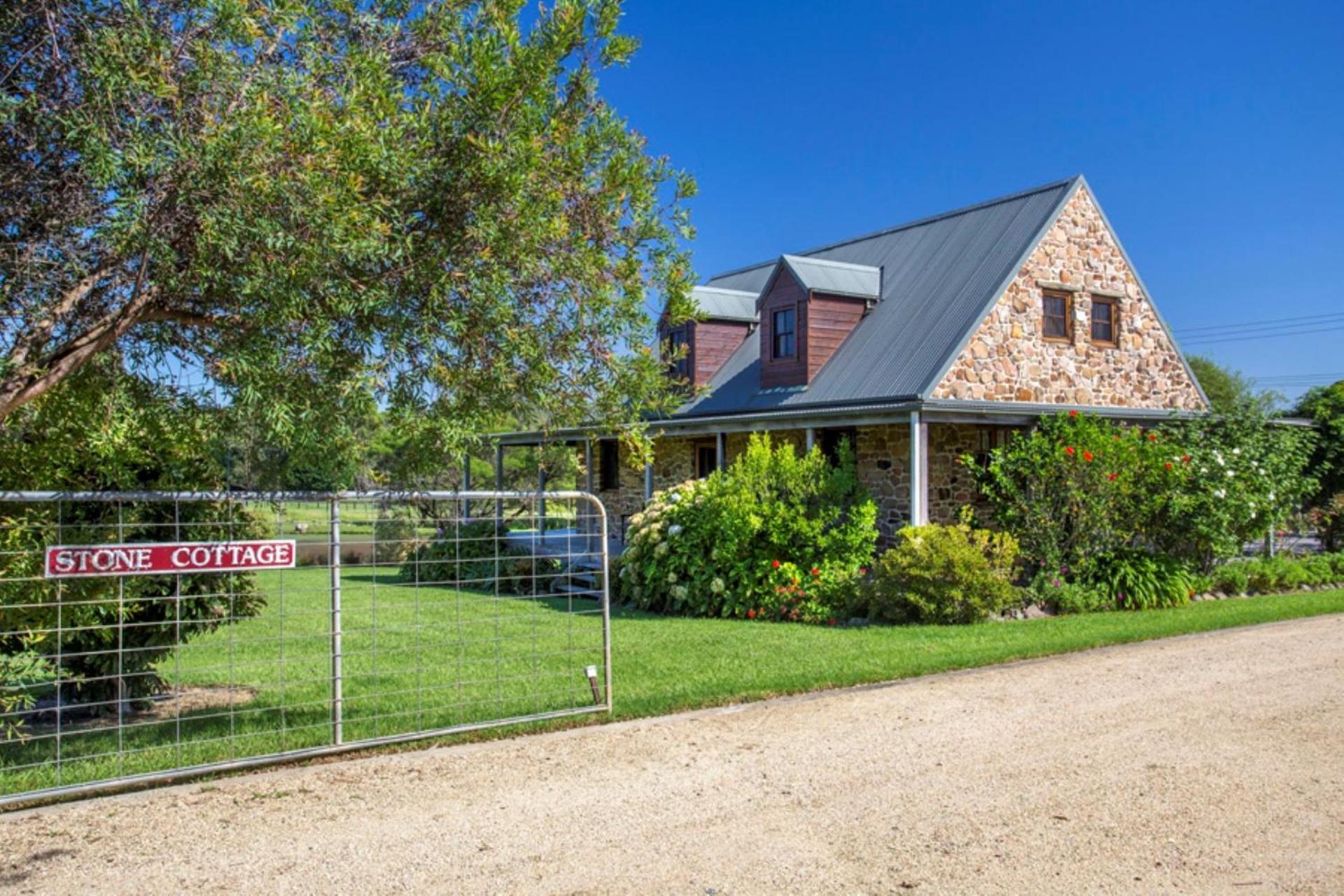 Stone Cottage - vineyard estate w. fireplace