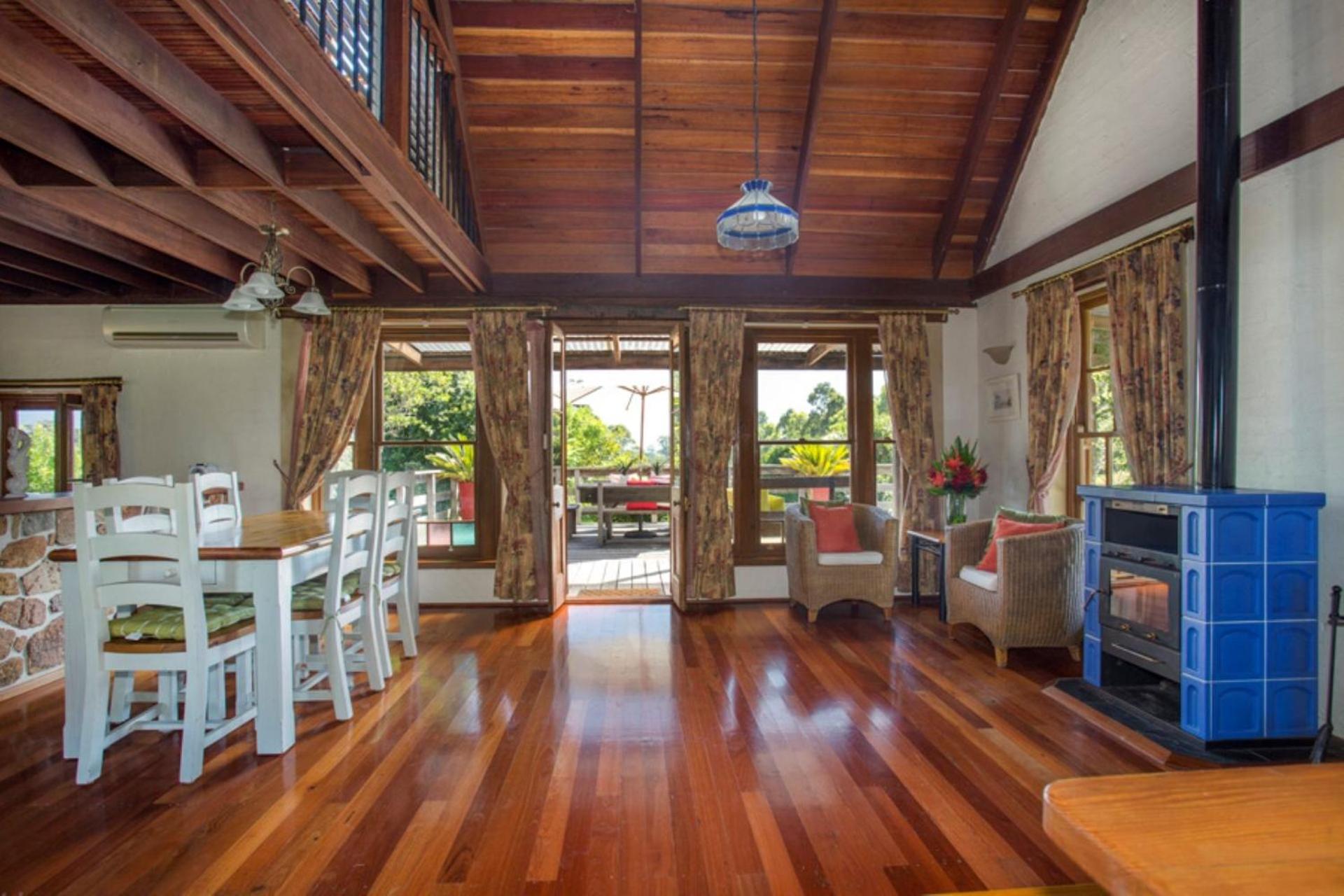 Stone Cottage - vineyard estate w. fireplace
