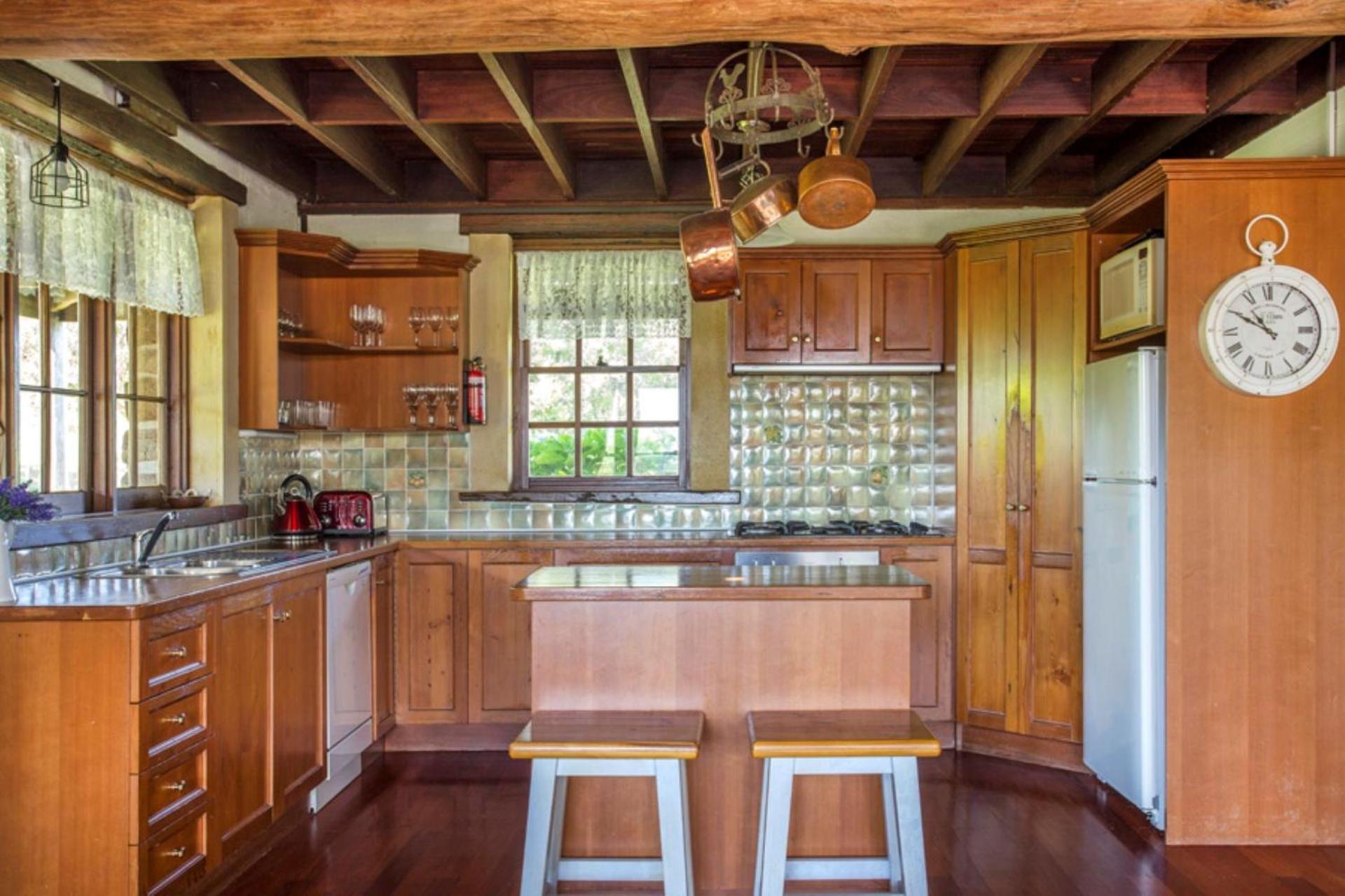Stone Cottage - vineyard estate w. fireplace