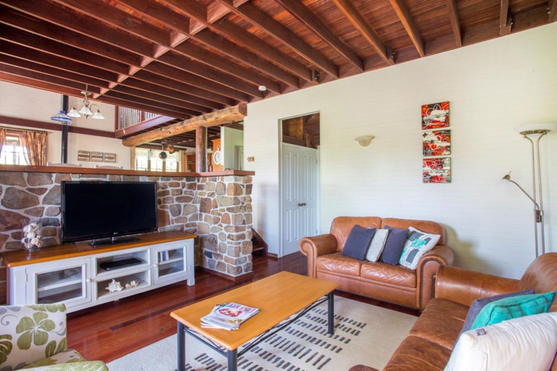 Stone Cottage - vineyard estate w. fireplace