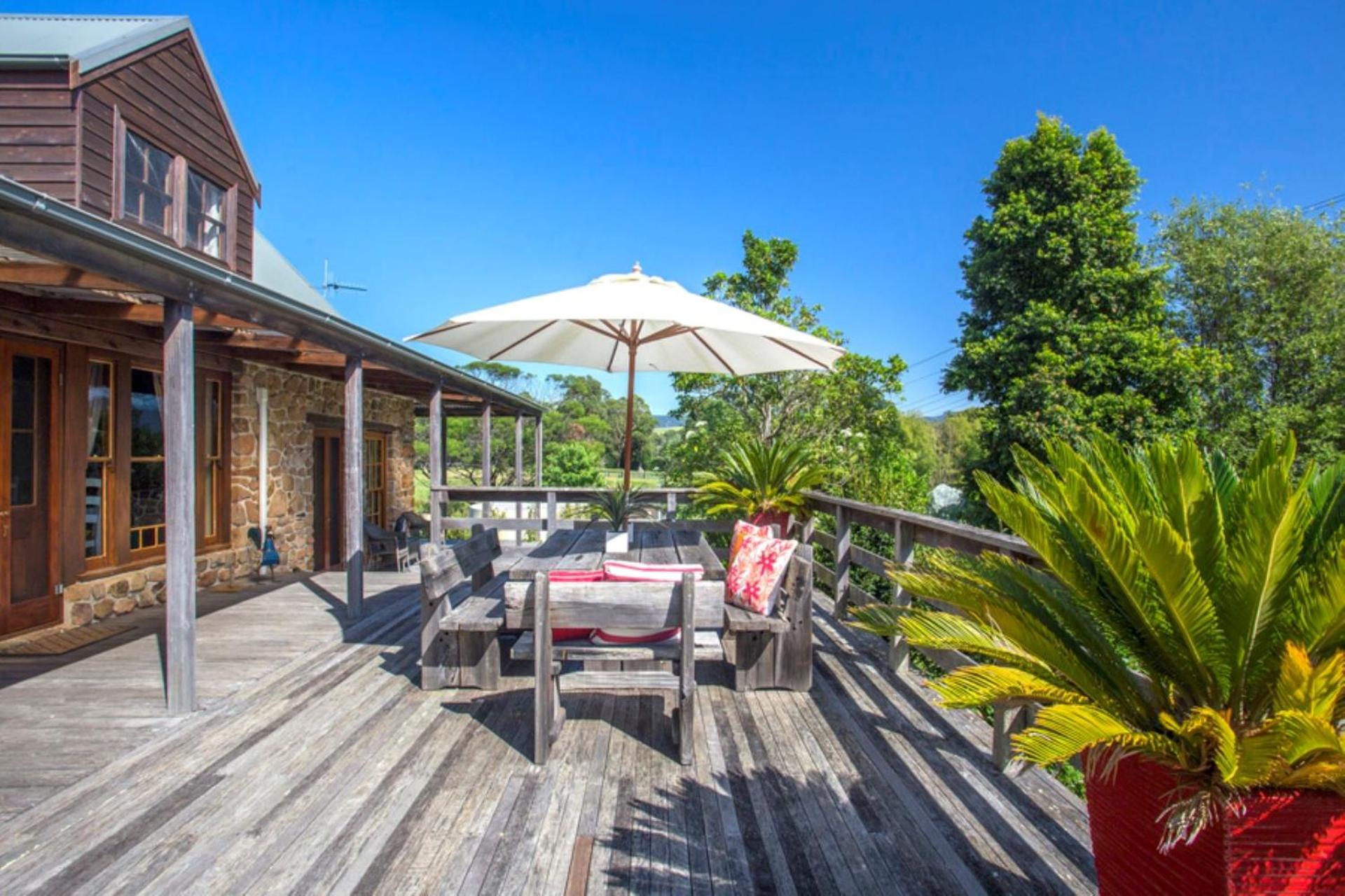 Stone Cottage - vineyard estate w. fireplace