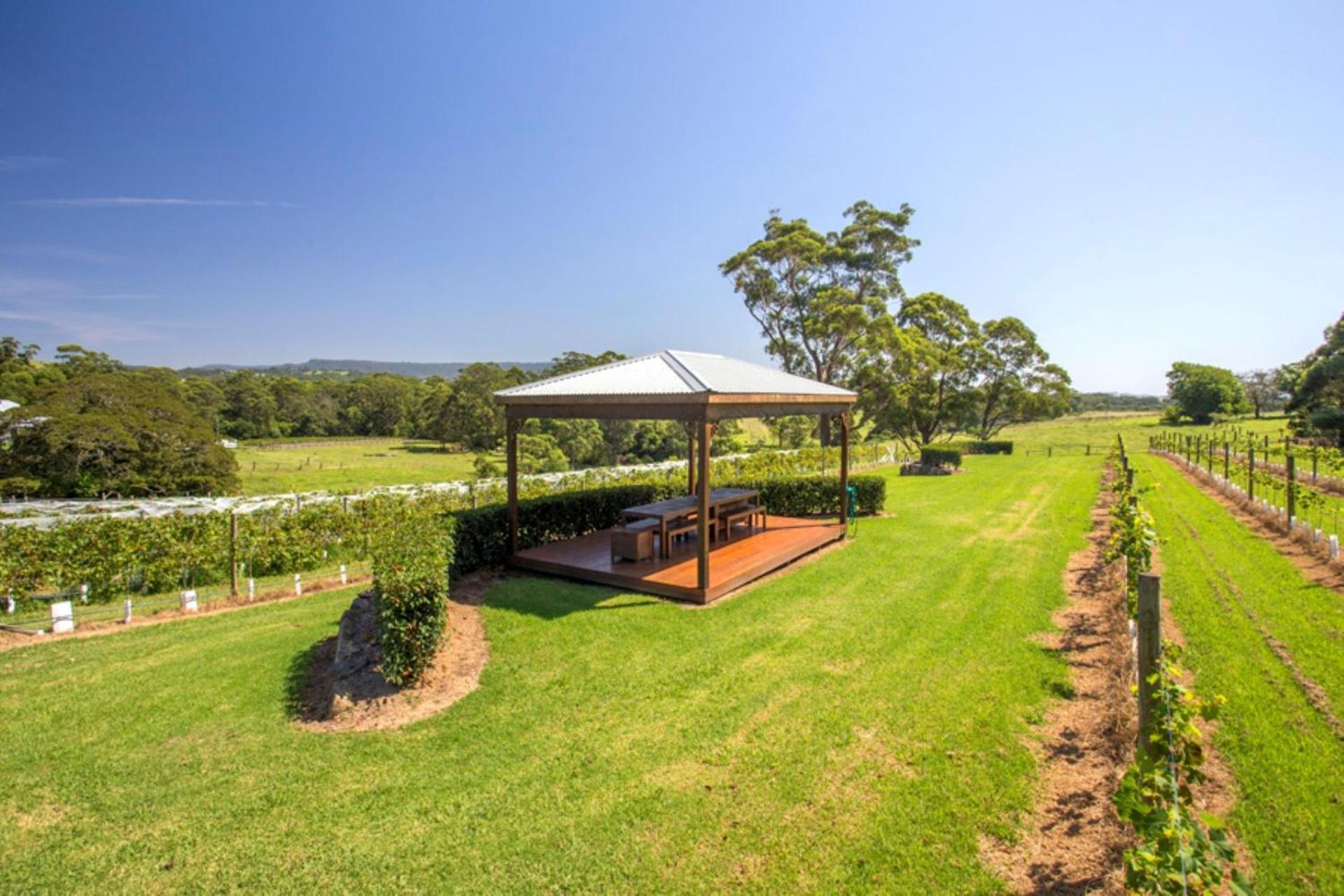 Stone Cottage - vineyard estate w. fireplace