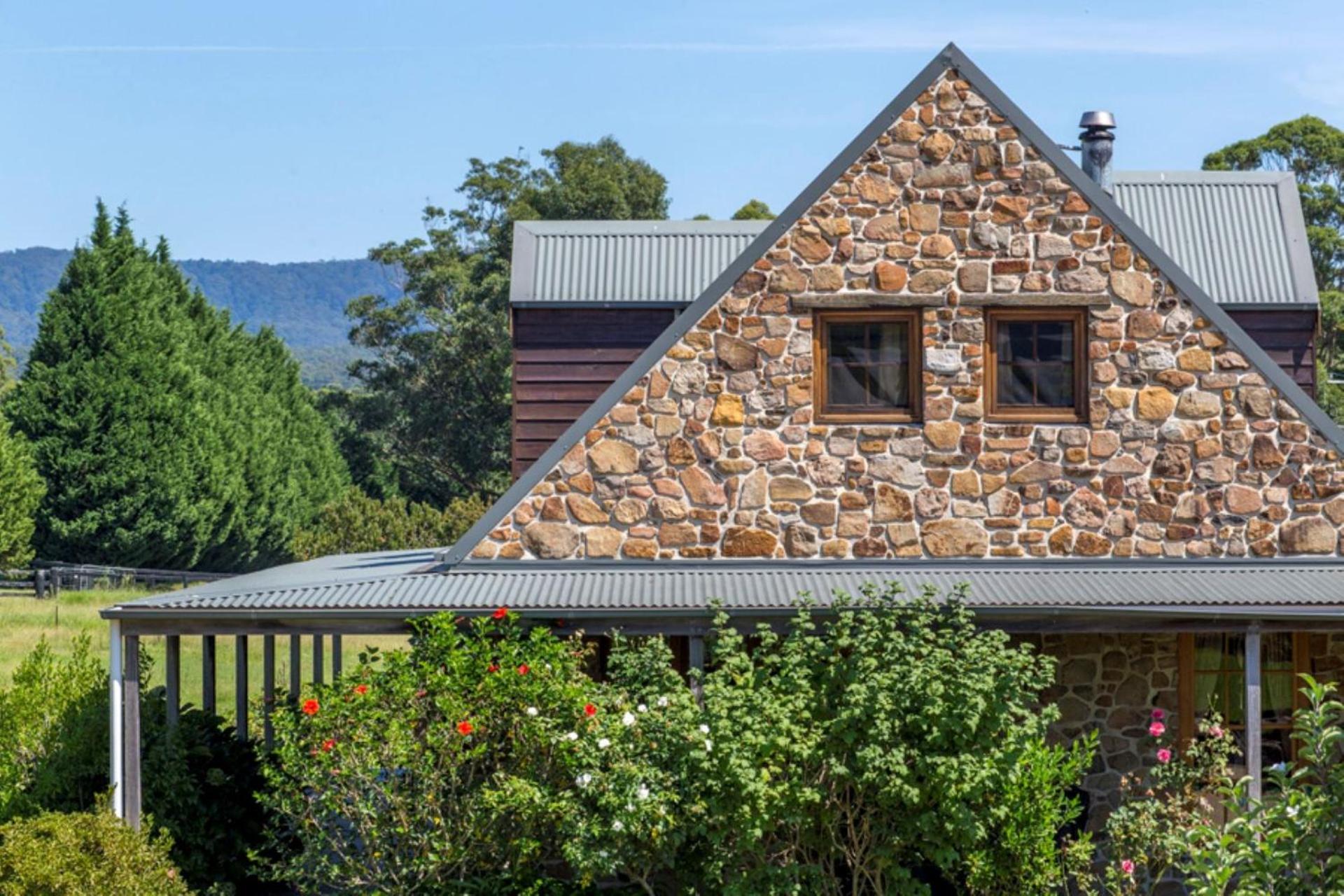 Stone Cottage - vineyard estate w. fireplace
