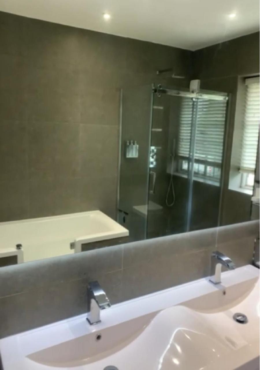 Wandsworth, South London Deluxe King Room 4