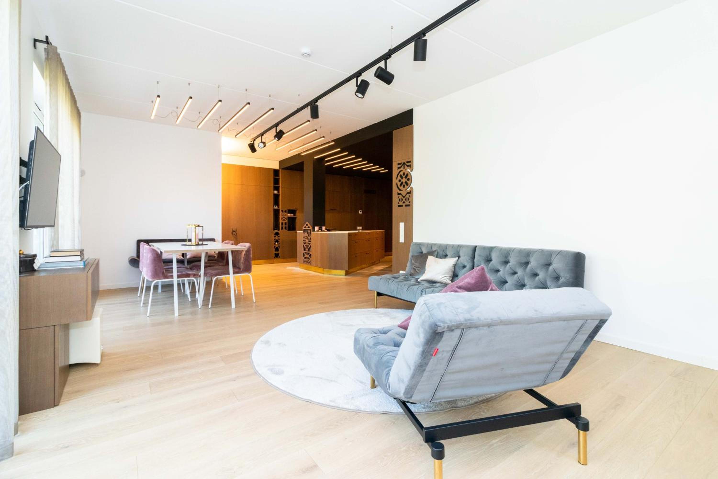 The Tourist 2BD/2BH APT, terrace+parking, by Cohost view 4