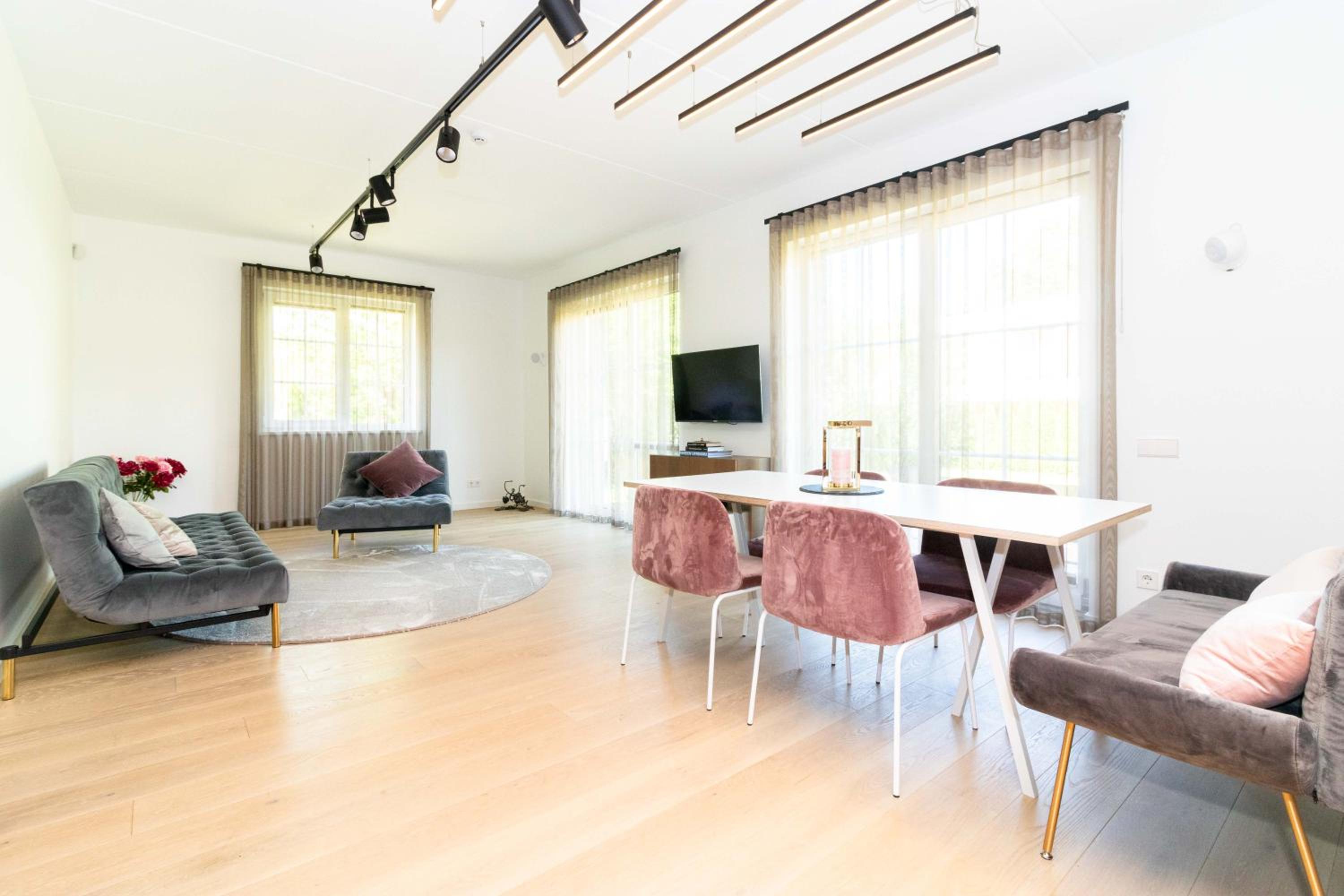 The Tourist 2BD/2BH APT, terrace+parking, by Cohost view 3