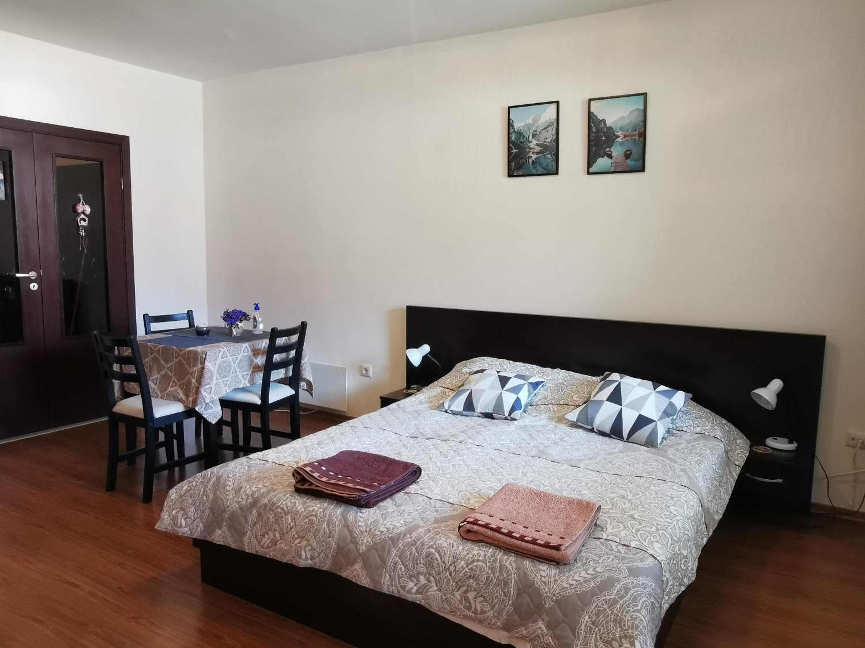 Sunny studio apartment - few steps from Gondola view 4