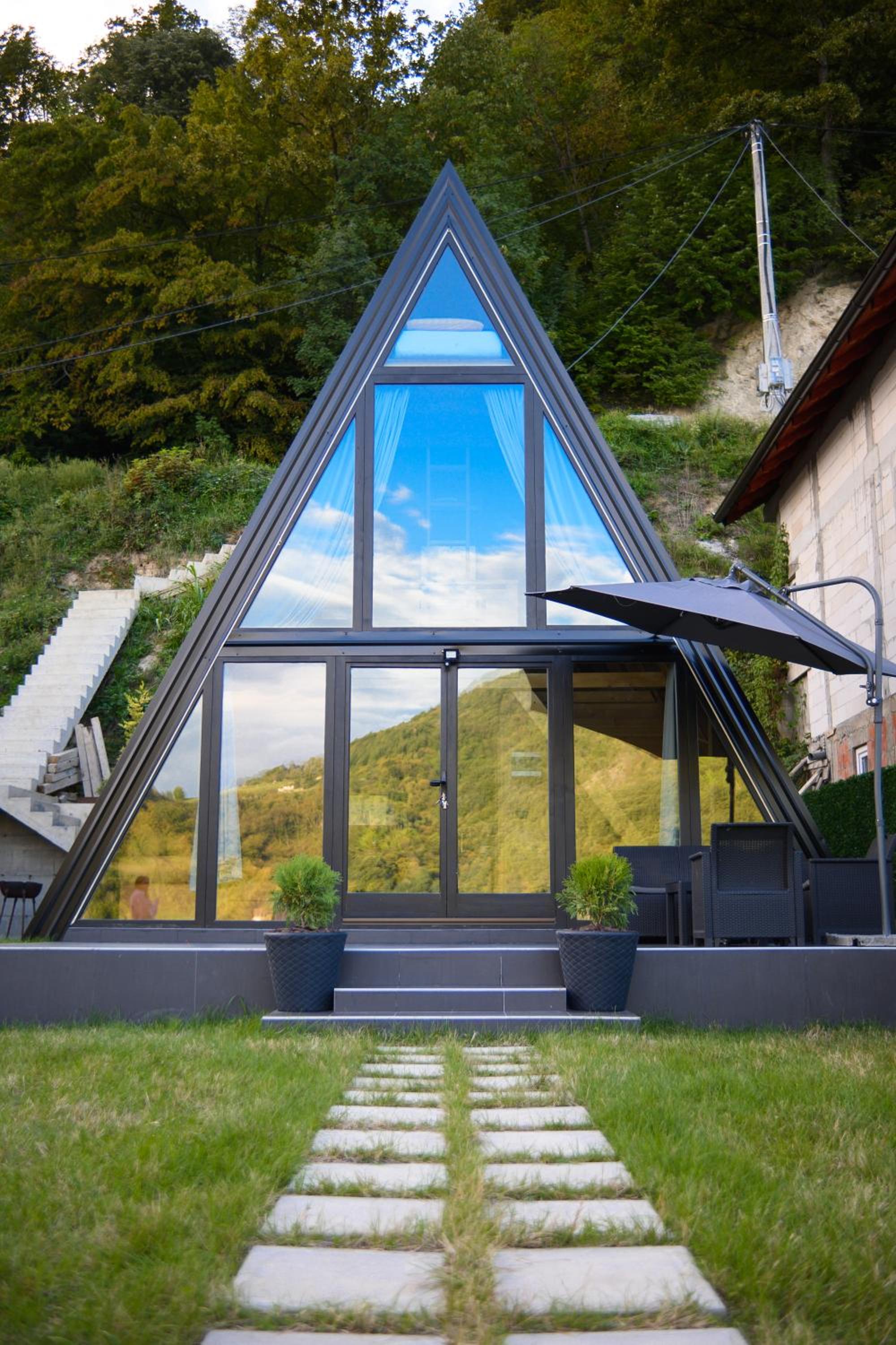 Unique Lake House Paradiso