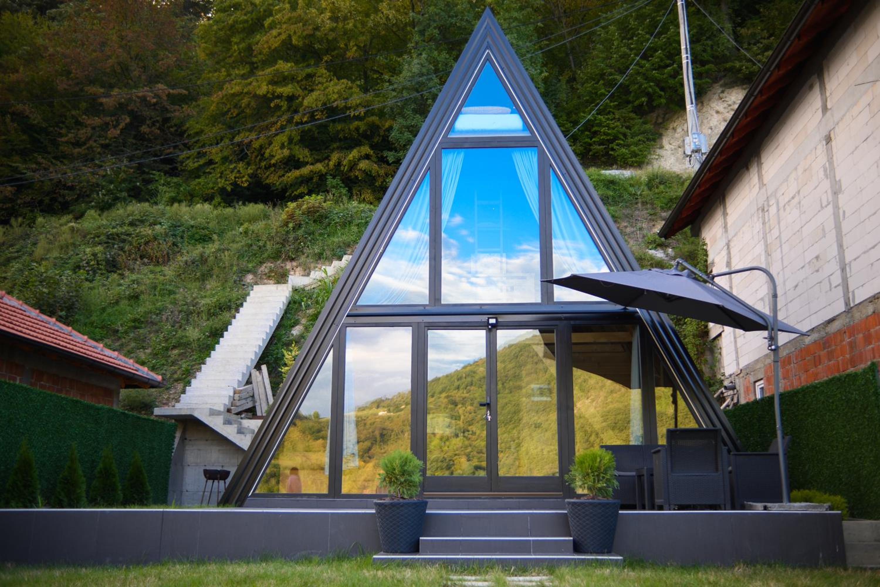Unique Lake House Paradiso