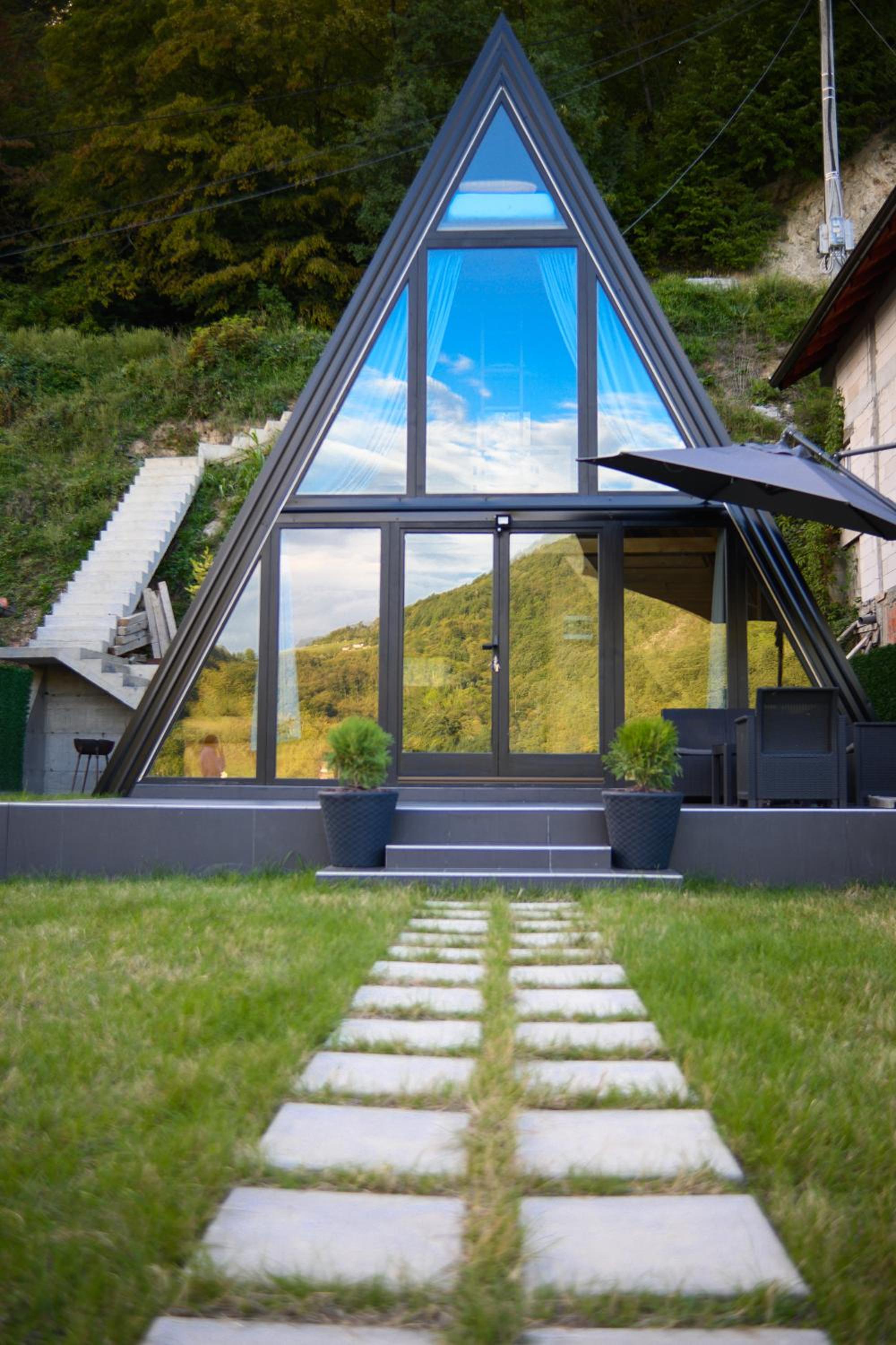 Unique Lake House Paradiso
