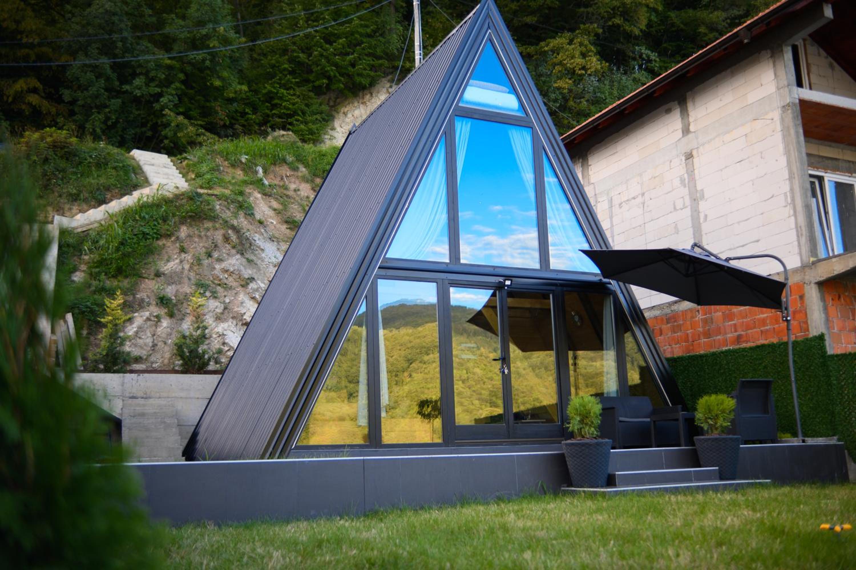 Unique Lake House Paradiso