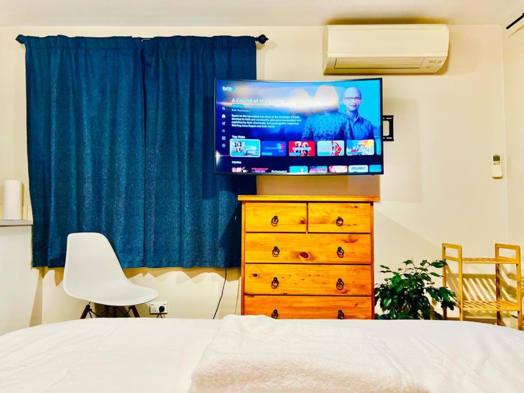 Private studio Auckland Self Checkin and 2 Parking Netflix Prime view 5