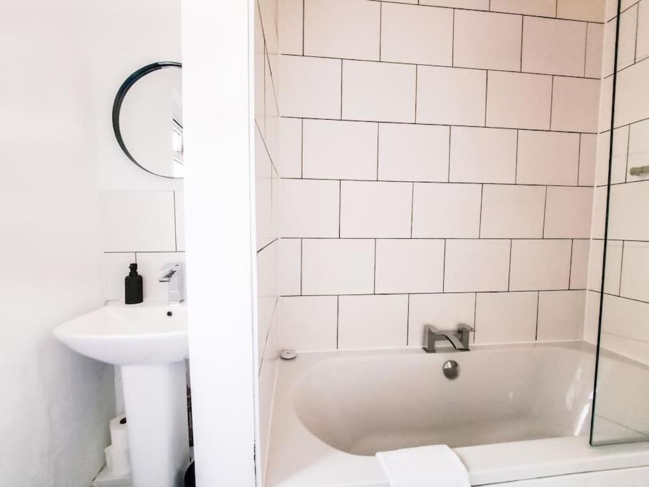 3 bed flat Cardiff Central Location view 3