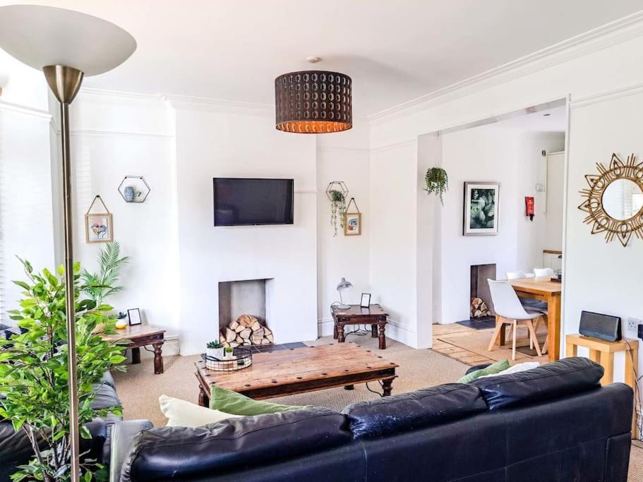 3 bed flat Cardiff Central Location view 2