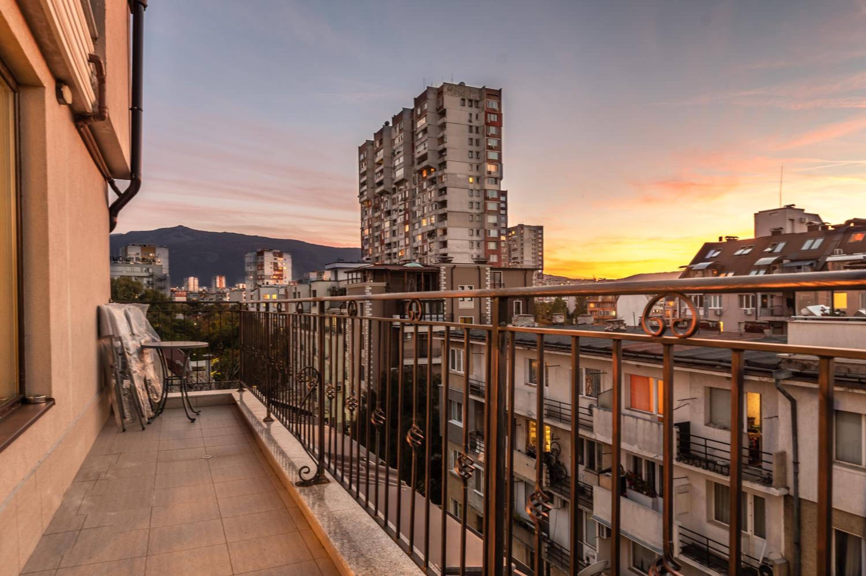 Modernly-furnished Apartments on Aldomirovska Str view 4