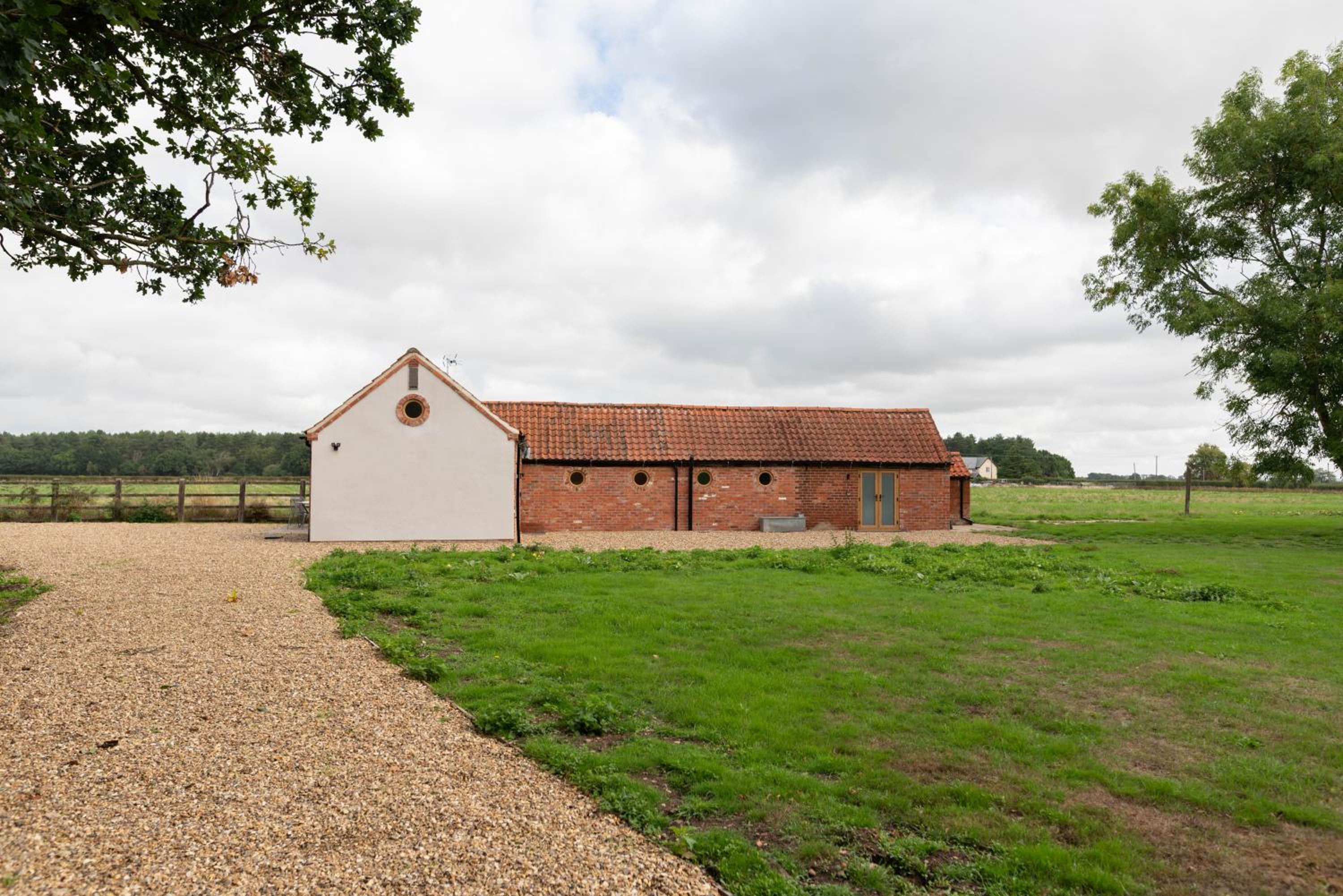 Lovely 1-bed studio & bathroom in converted barn near Newark Show-Ground view 3