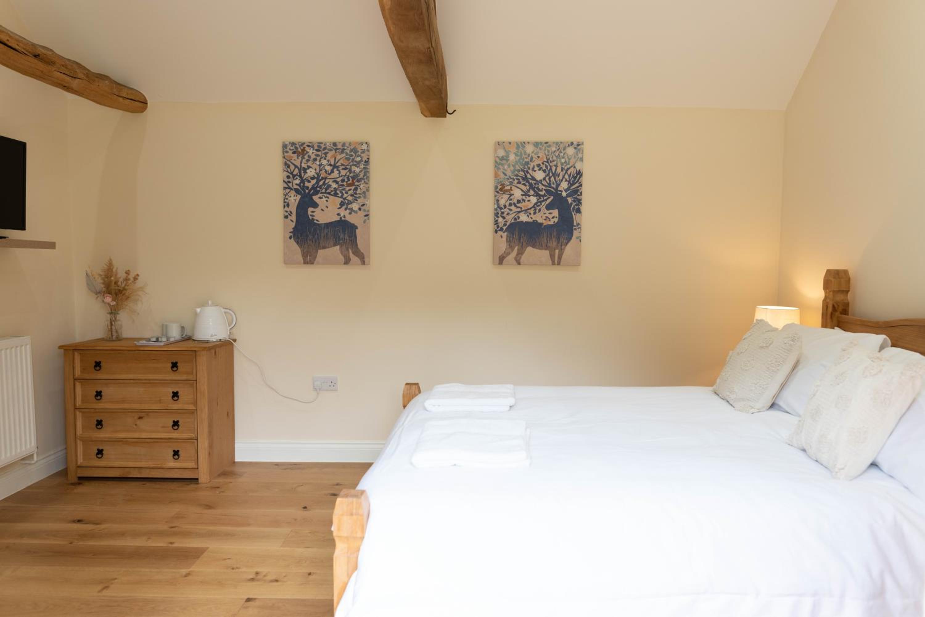 Lovely 1-bed studio & bathroom in converted barn near Newark Show-Ground view 2