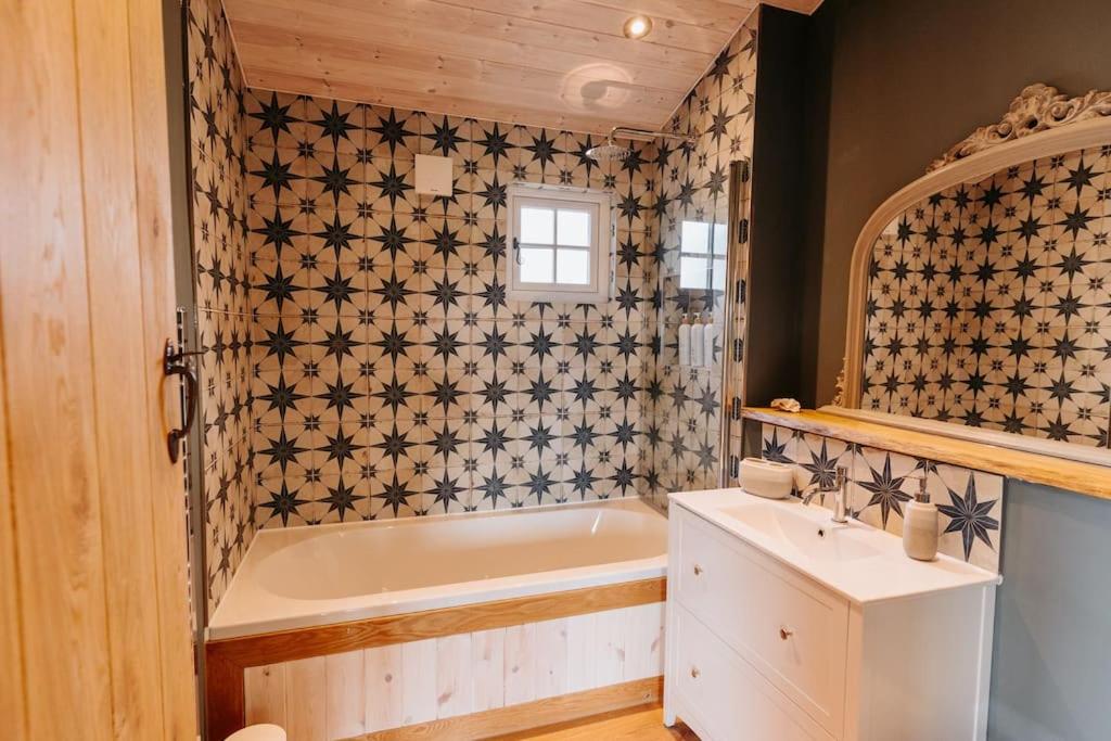 Beautiful Cottage with Heated Outdoor Swimming Pool in Bredfield near to Woodbridge on the Suffolk Coast view 4