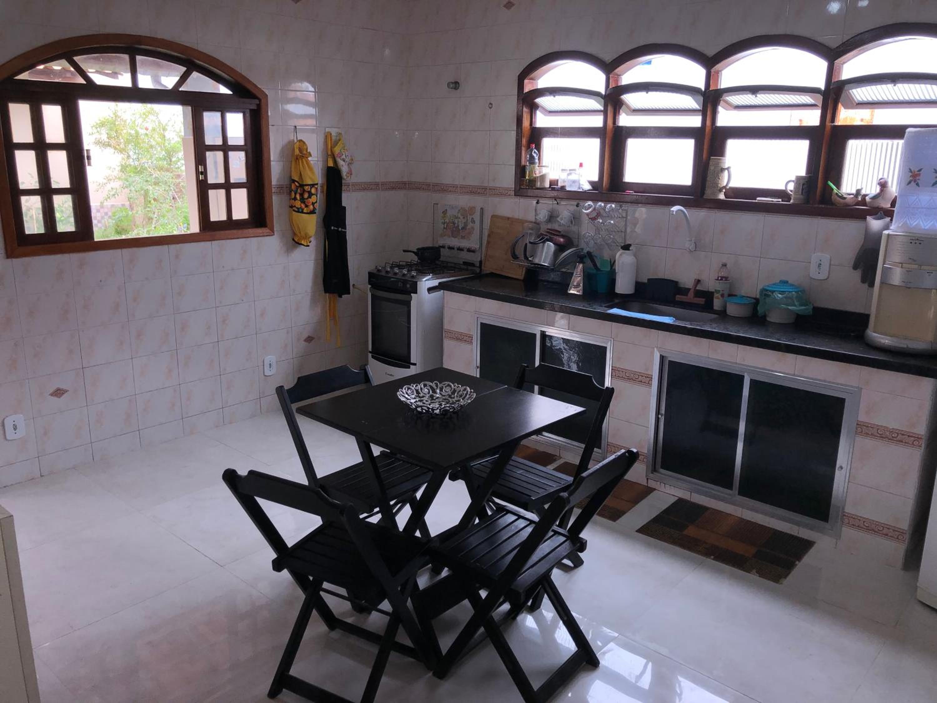 Casa com piscina, ar condicionado, campo de futebol e área gourmet a um quarteirão da lagoa de Praia Seca