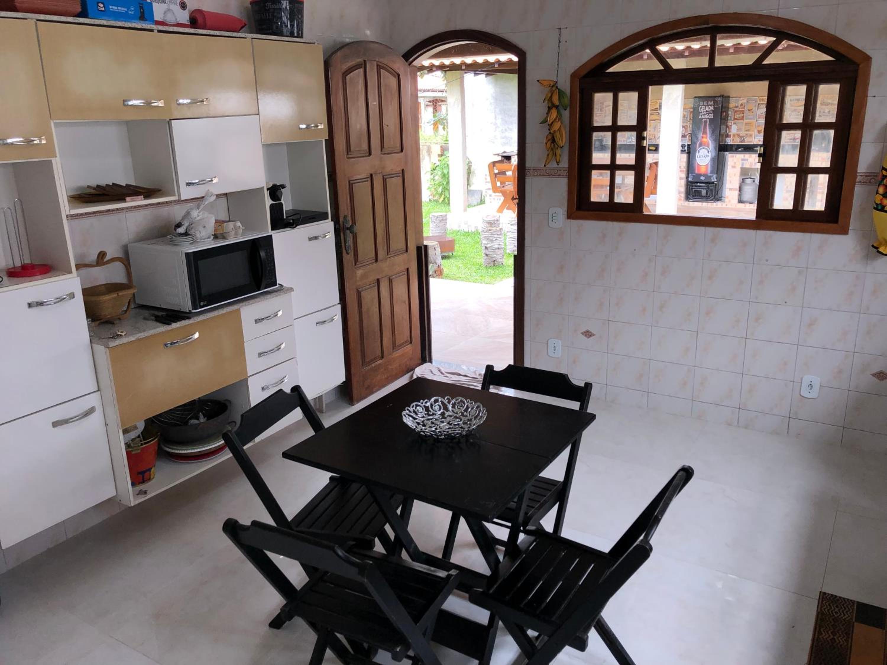 Casa com piscina, ar condicionado, campo de futebol e área gourmet a um quarteirão da lagoa de Praia Seca