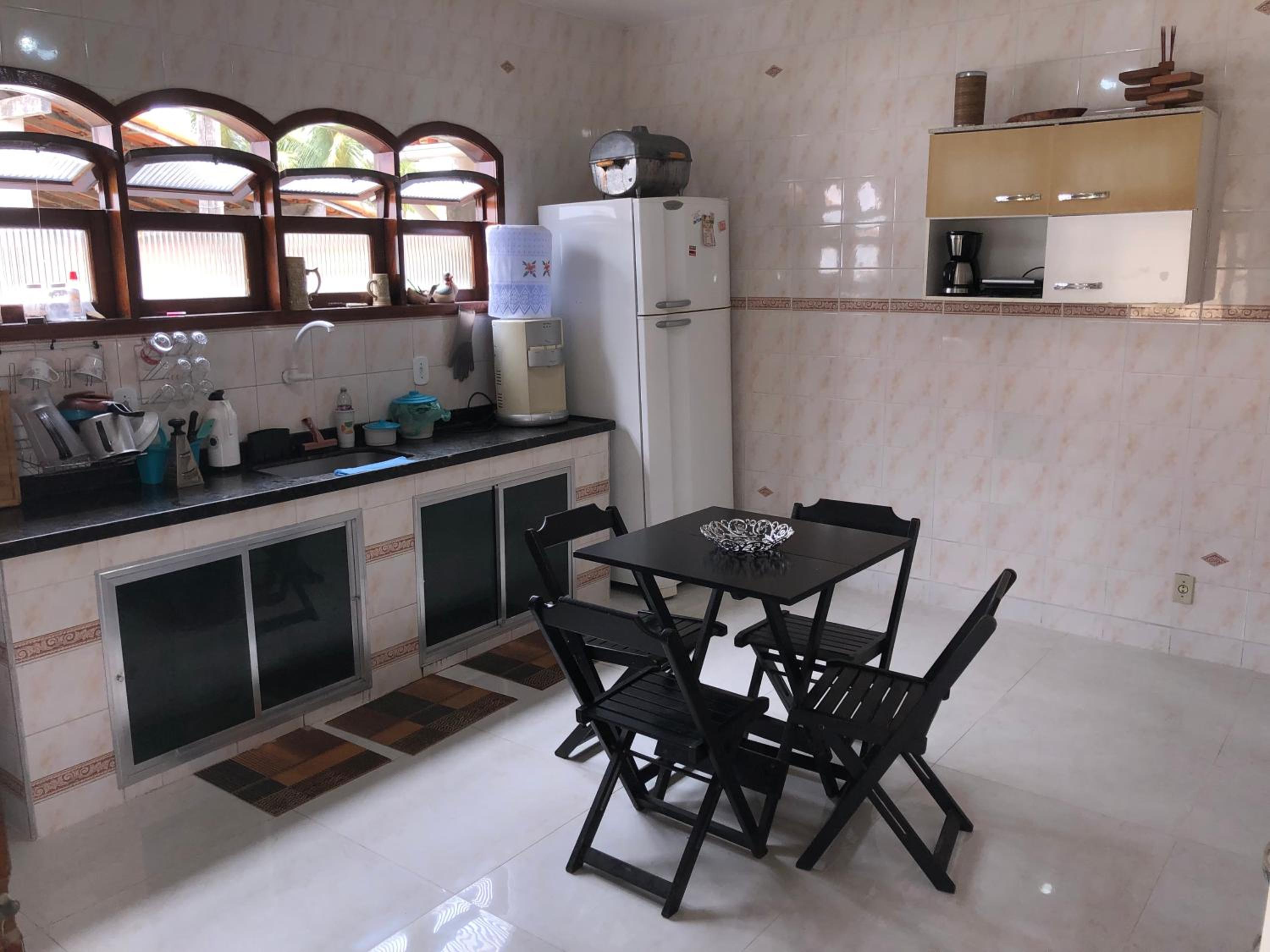 Casa com piscina, ar condicionado, campo de futebol e área gourmet a um quarteirão da lagoa de Praia Seca