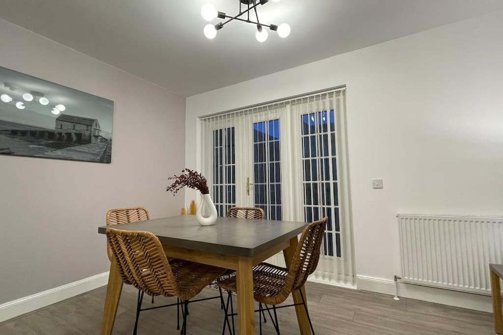 Hotel Harbourside, Luxurious Elegant Holiday home with Bike store - Sleeps 6 - Image 1