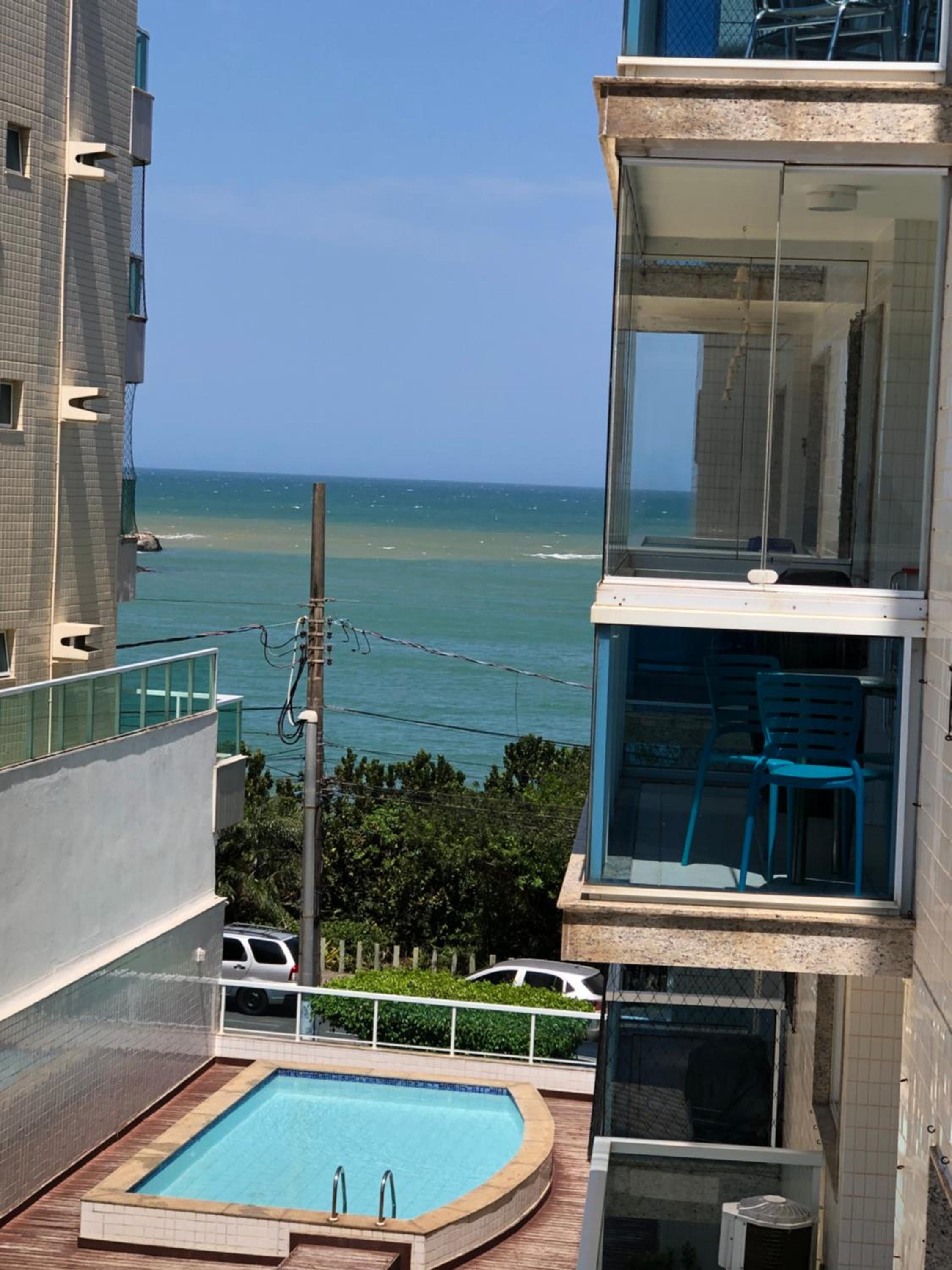 Apartamento peracanga com vista para o mar