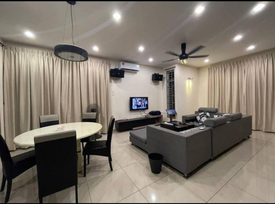 Austin 55, Corner with Karaoke n BBQ for 16paxs