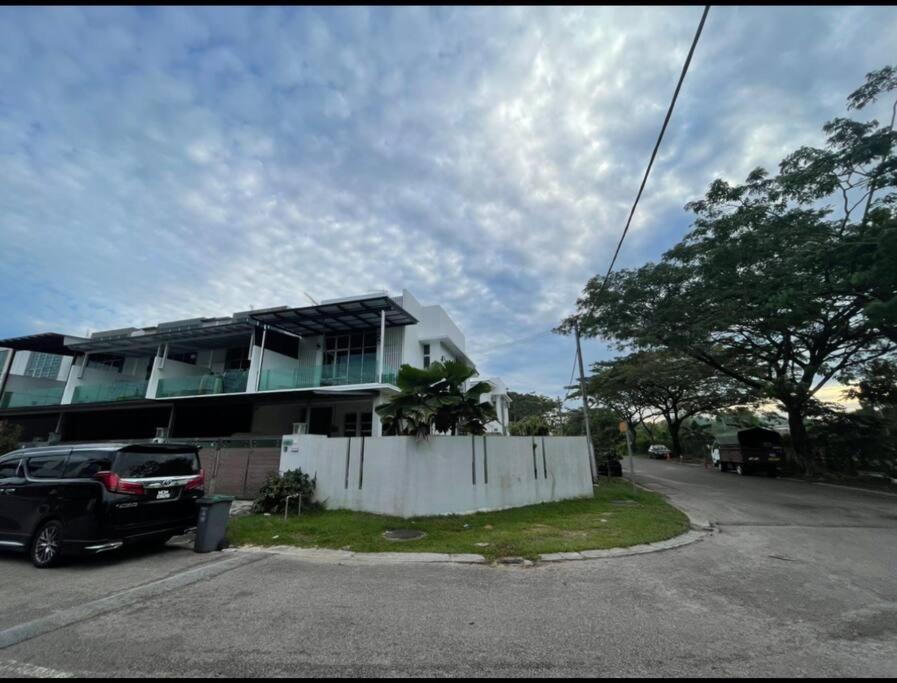 Austin 55, Corner with Karaoke n BBQ for 16paxs