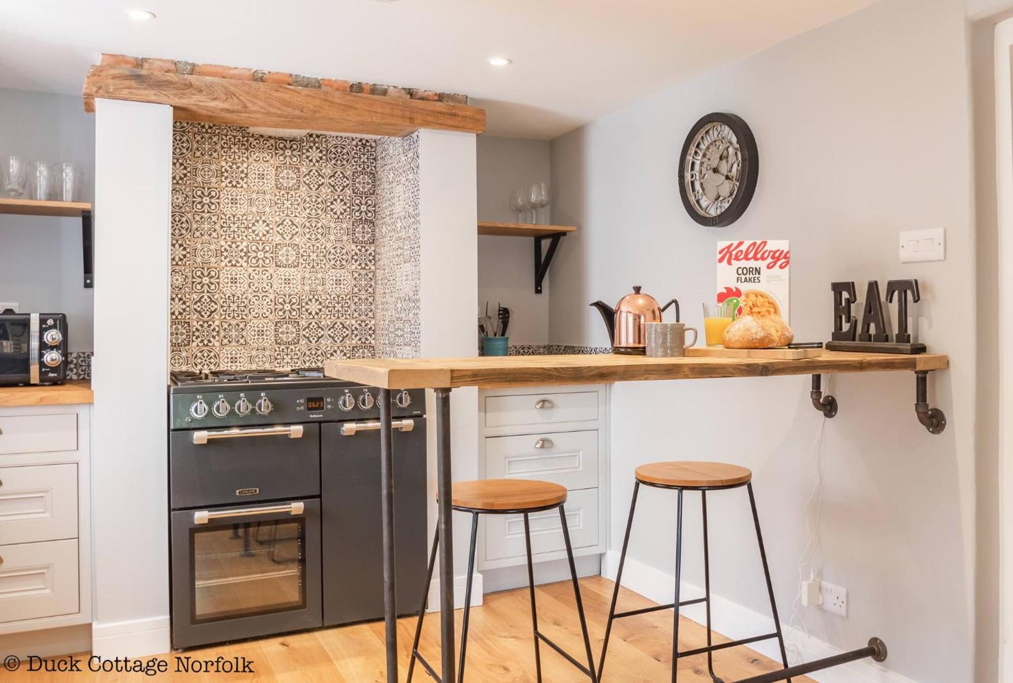 Duck Cottage - Grade II Listed cottage, village location, nr Holt