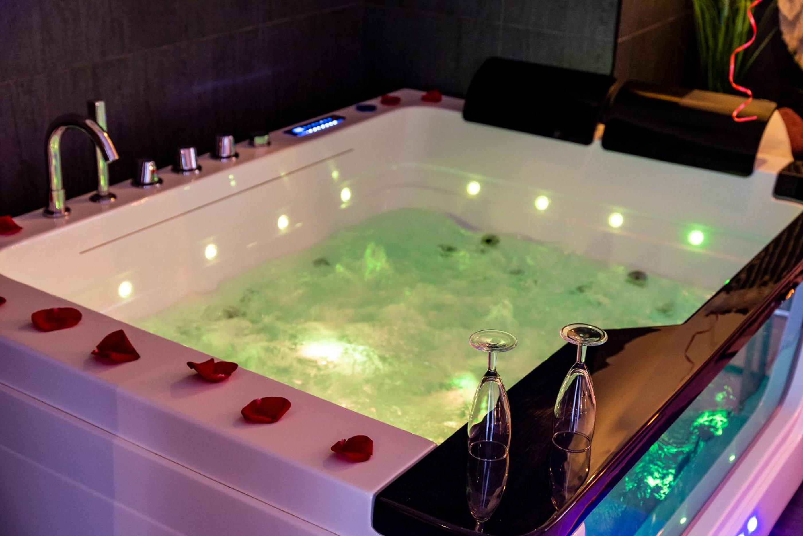 Suite and Spa 21 view 2