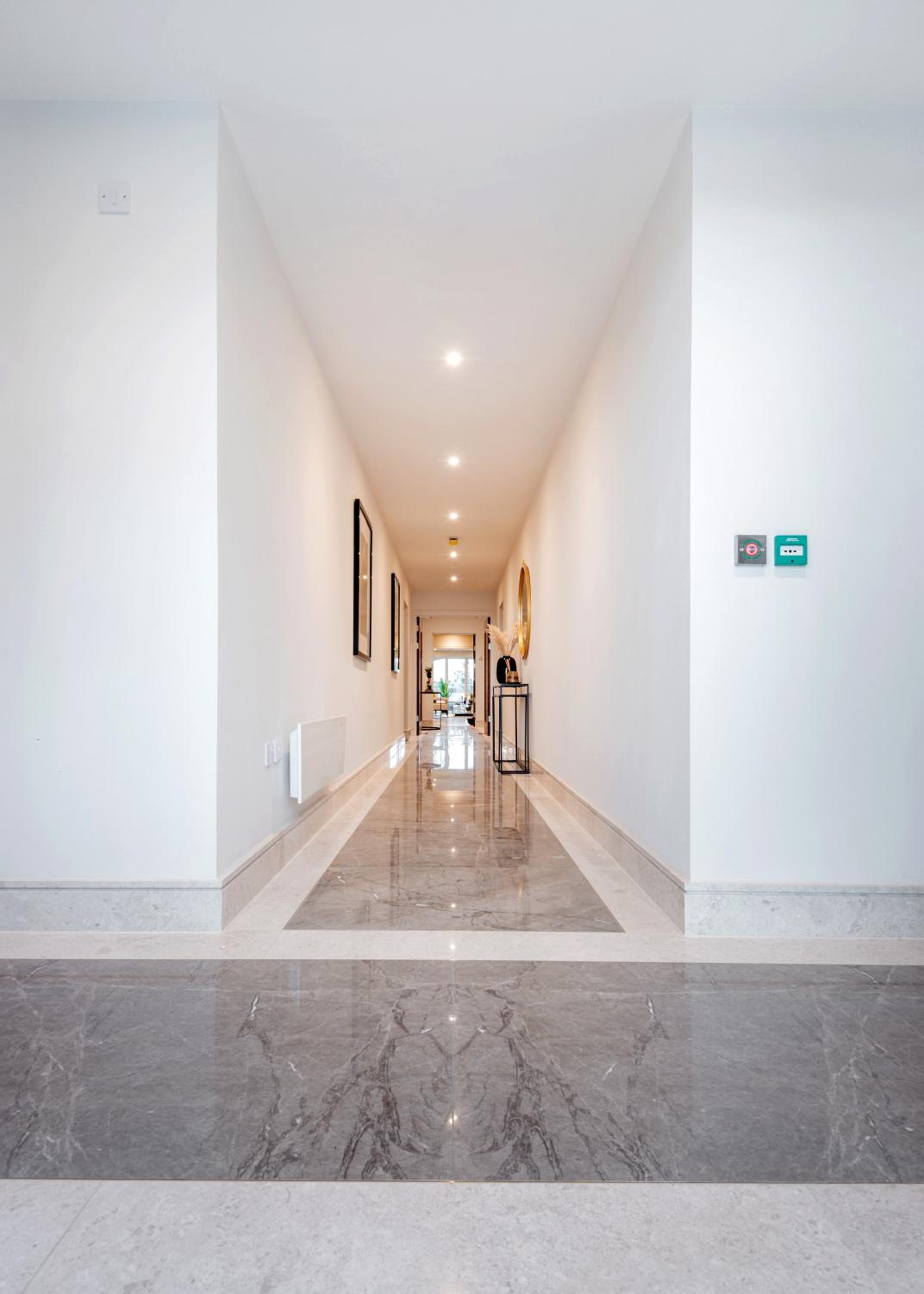 High End 1 BR Apt, 2 Beds Desirable Chigwell CHCL F3 view 2