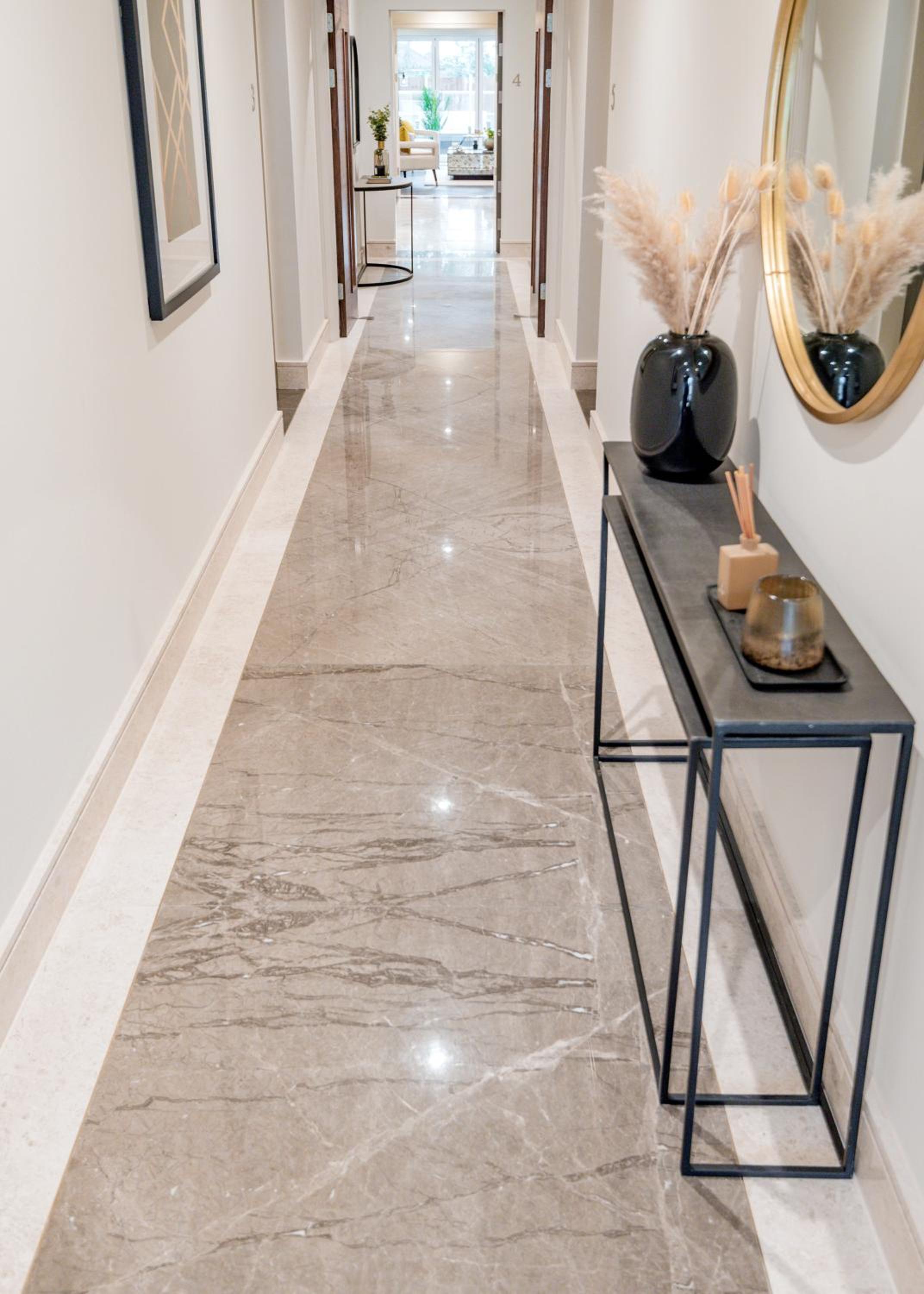 High End 1 BR Apt, 2 Beds Desirable Chigwell CHCL F3 view 3