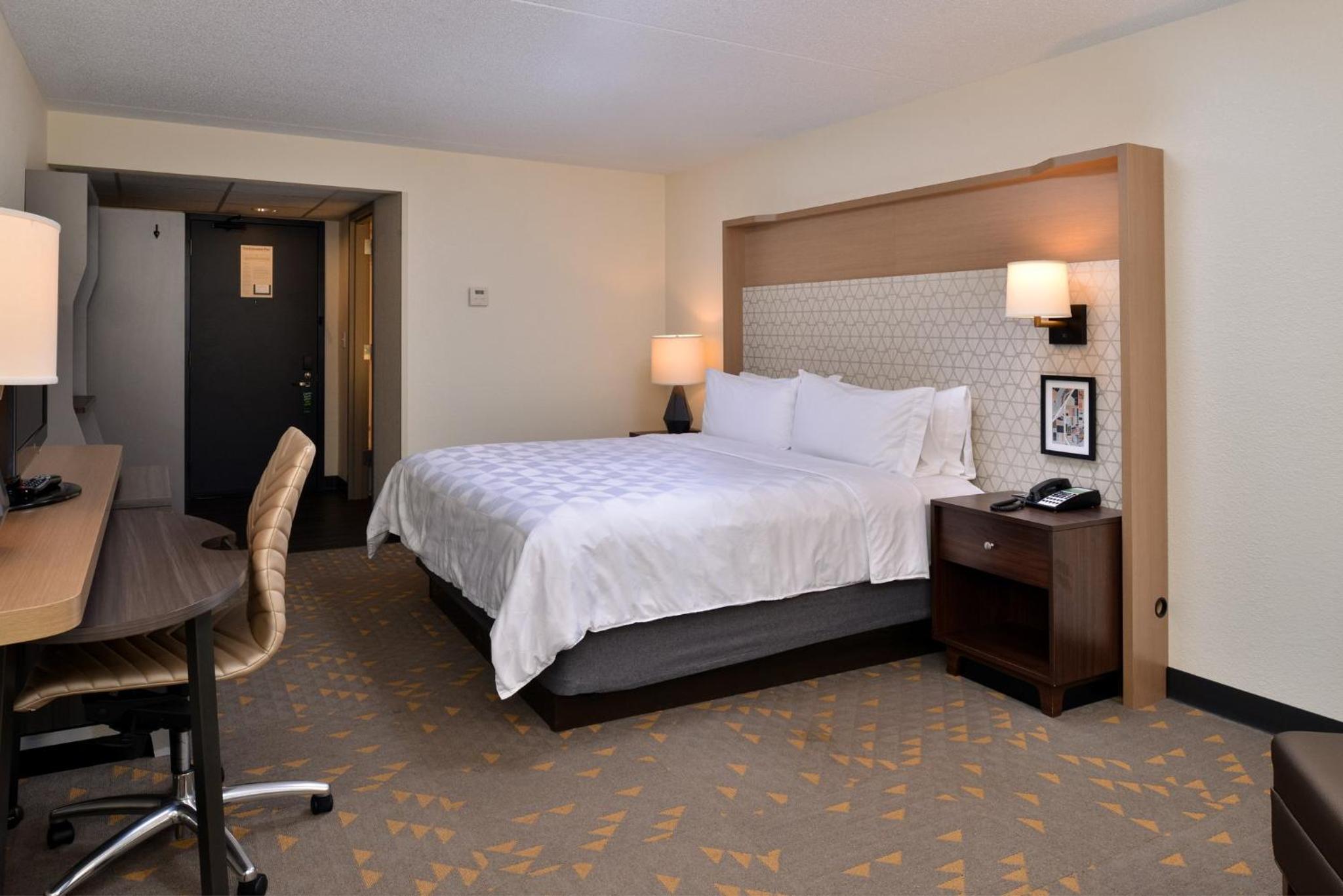 Holiday Inn Hotel Suites Overland Park-Convention Center, an IHG Hotel - Property Image 17