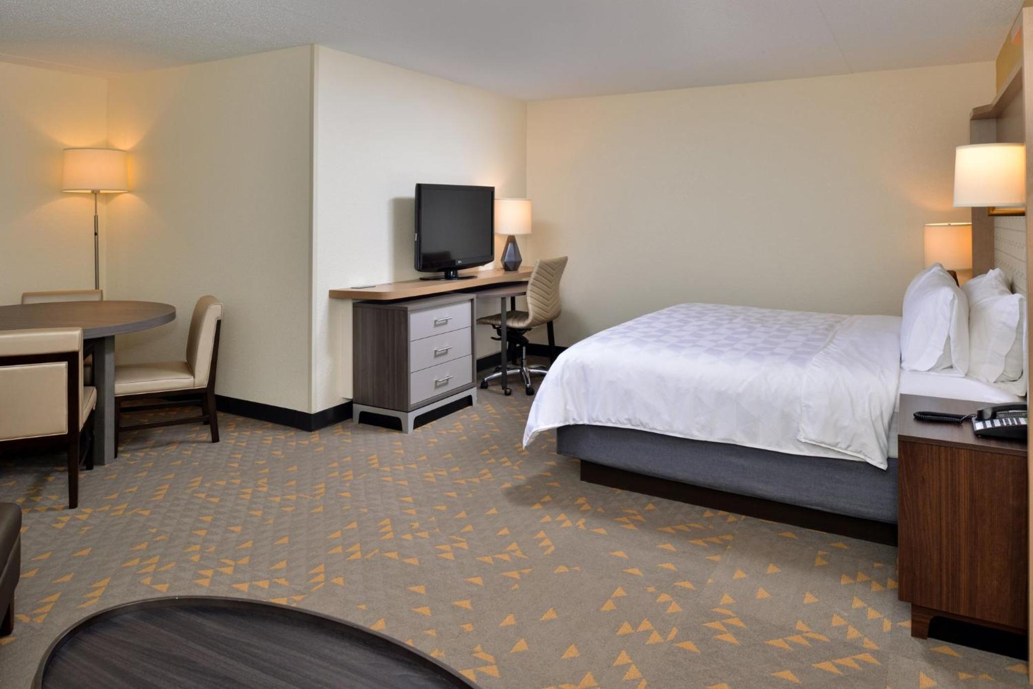 Holiday Inn Hotel Suites Overland Park-Convention Center, an IHG Hotel - Property Image 67