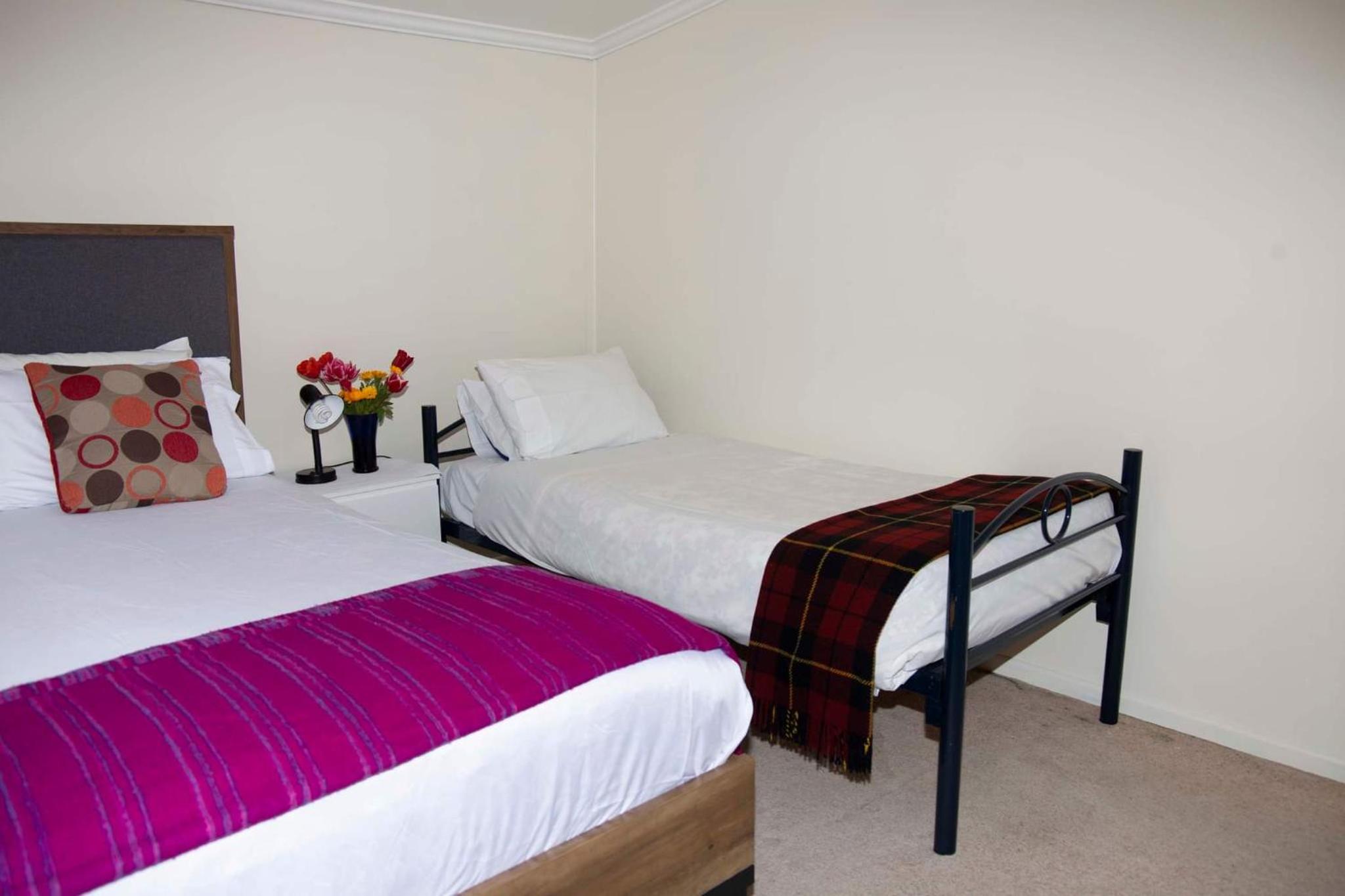 Surat Bay Lodge, Motel and Backpackers